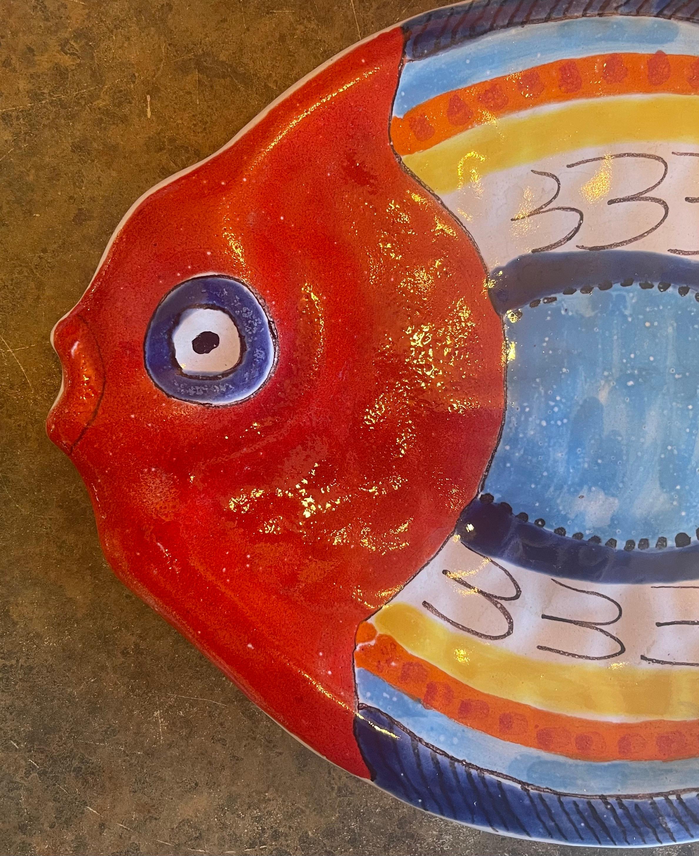 Dekorative, handbemalte Keramik-Fischteller von DeSimone im Zustand „Gut“ im Angebot in San Diego, CA