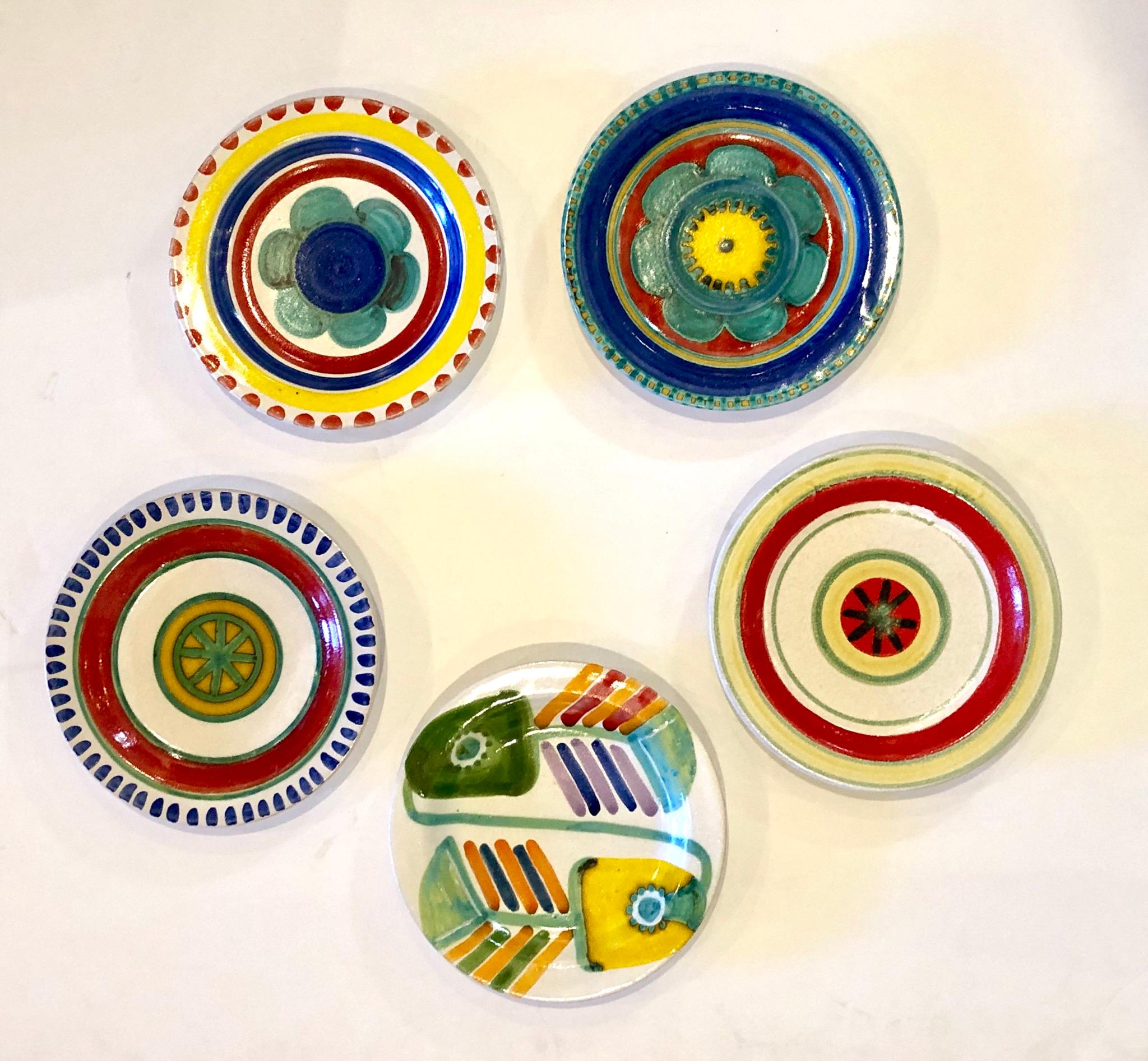 Beautiful design and collection set on these 5 ceramic plates, highly collectible plate by DeSimone, circa 1960s, made in Italy, great condition no chips or cracks very light wear. Signed and numbered.