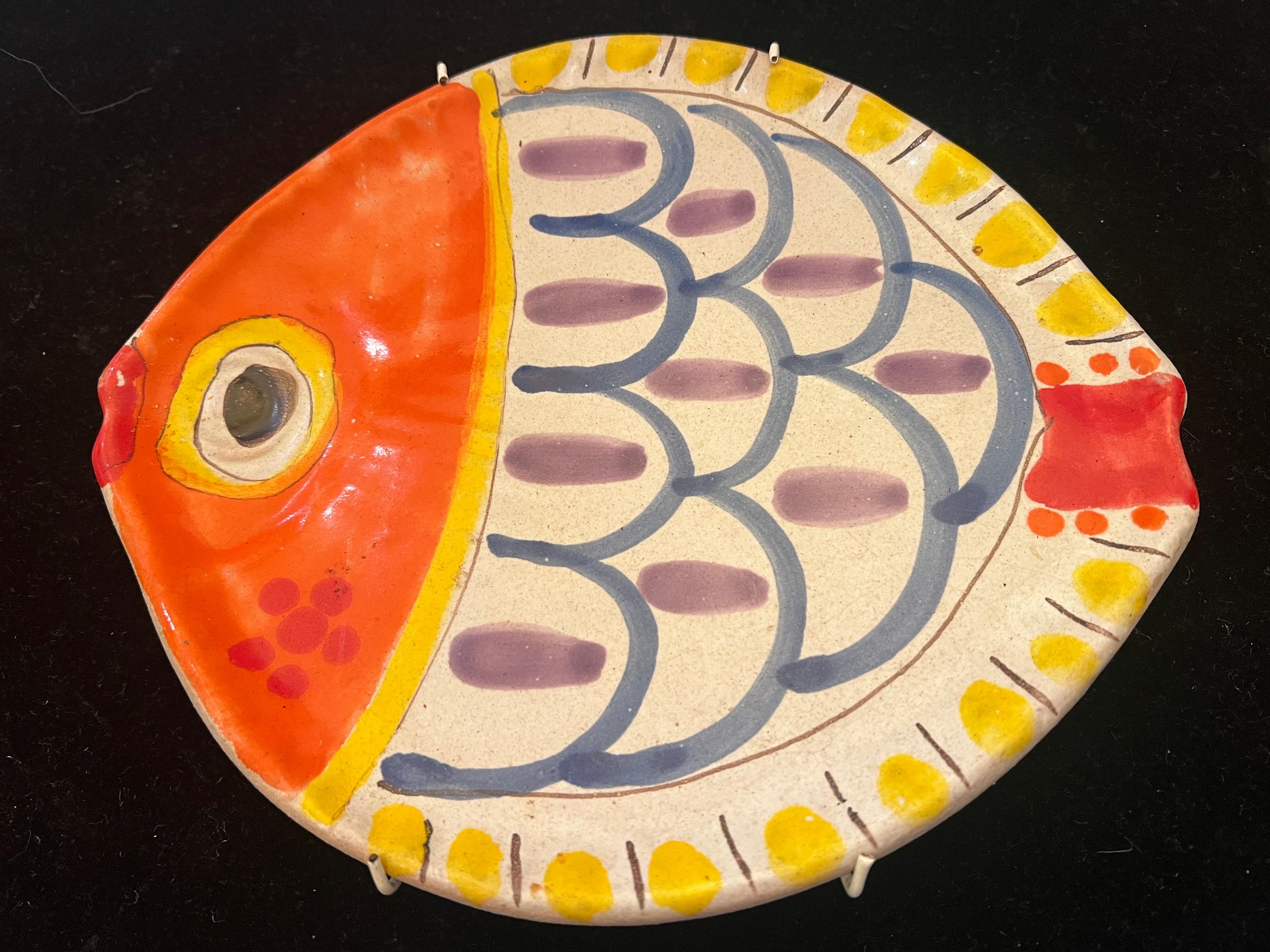 Bellissimo piatto decorativo in ceramica dipinto a mano di DeSimone, circa anni '60. Il piatto è in ottime condizioni, senza scheggiature o crepe e con un'usura molto leggera. È firmato e numerato.