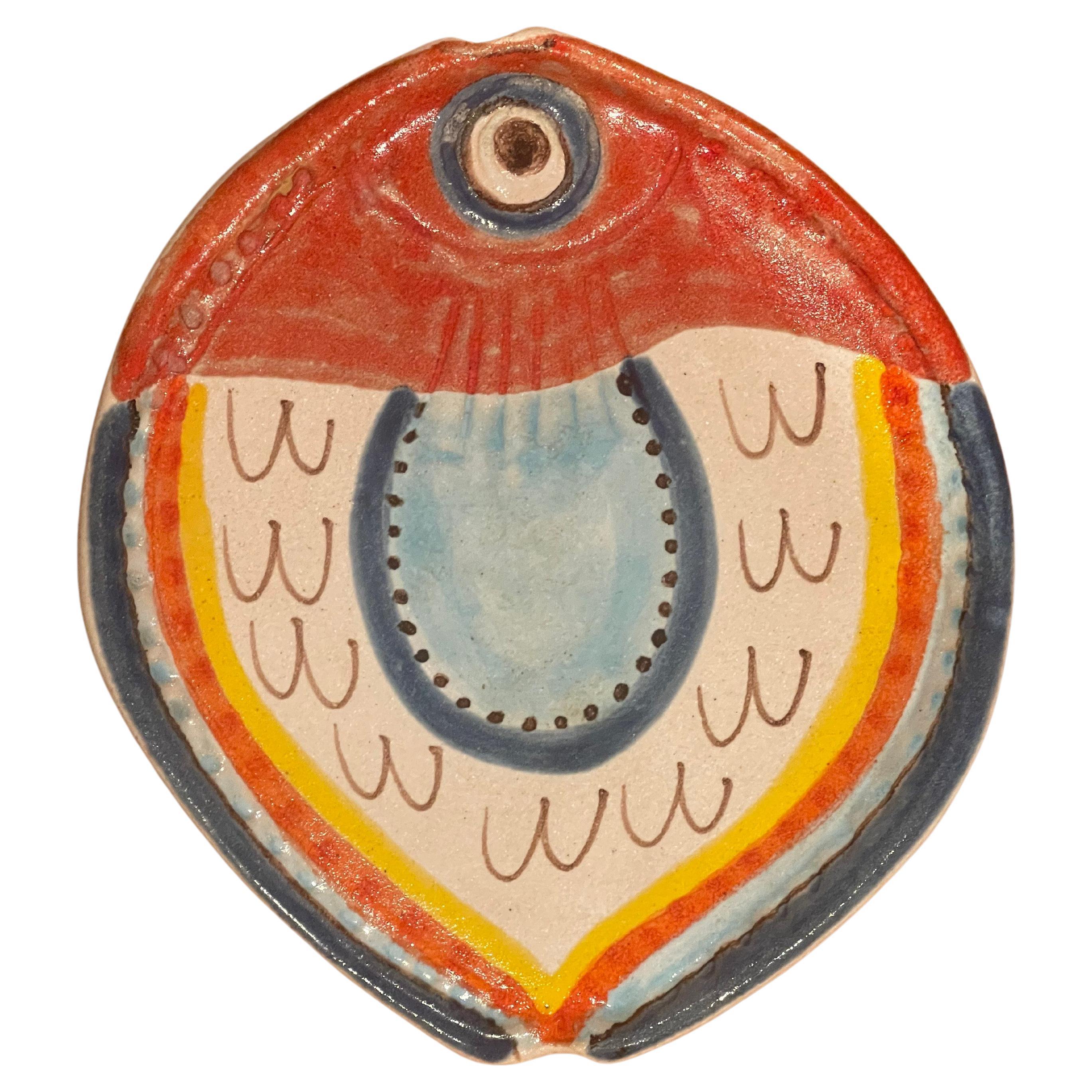 Schöner dekorativer handbemalter italienischer Keramikteller mit Fischen von DeSimone, um 1964. Die Platte ist in sehr gutem Zustand, ohne Chips oder Risse und sehr leichte Abnutzung. Es ist signiert und nummeriert und misst 8,5
