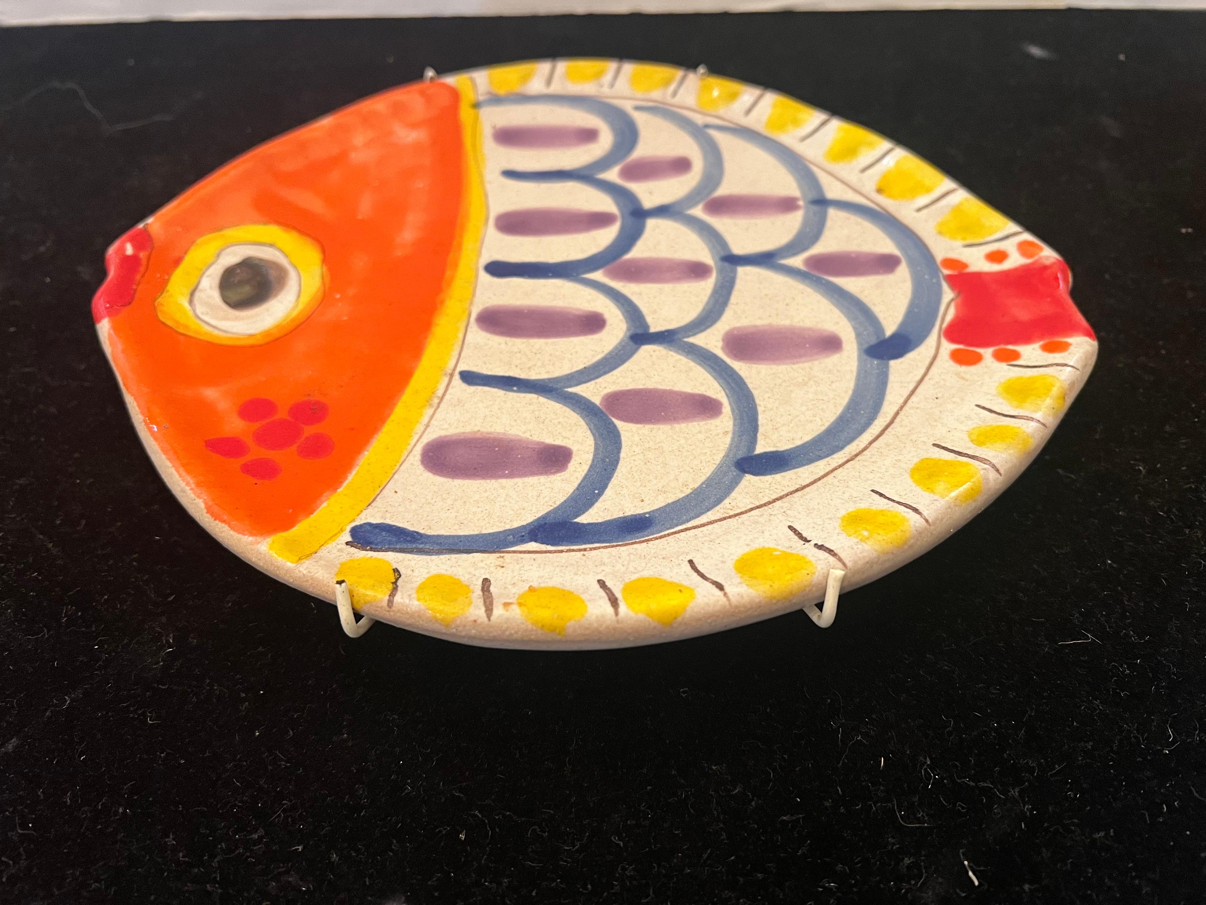 Mid-Century moderno Piatto decorativo per pesci in ceramica italiana dipinto a mano di DeSimone in vendita