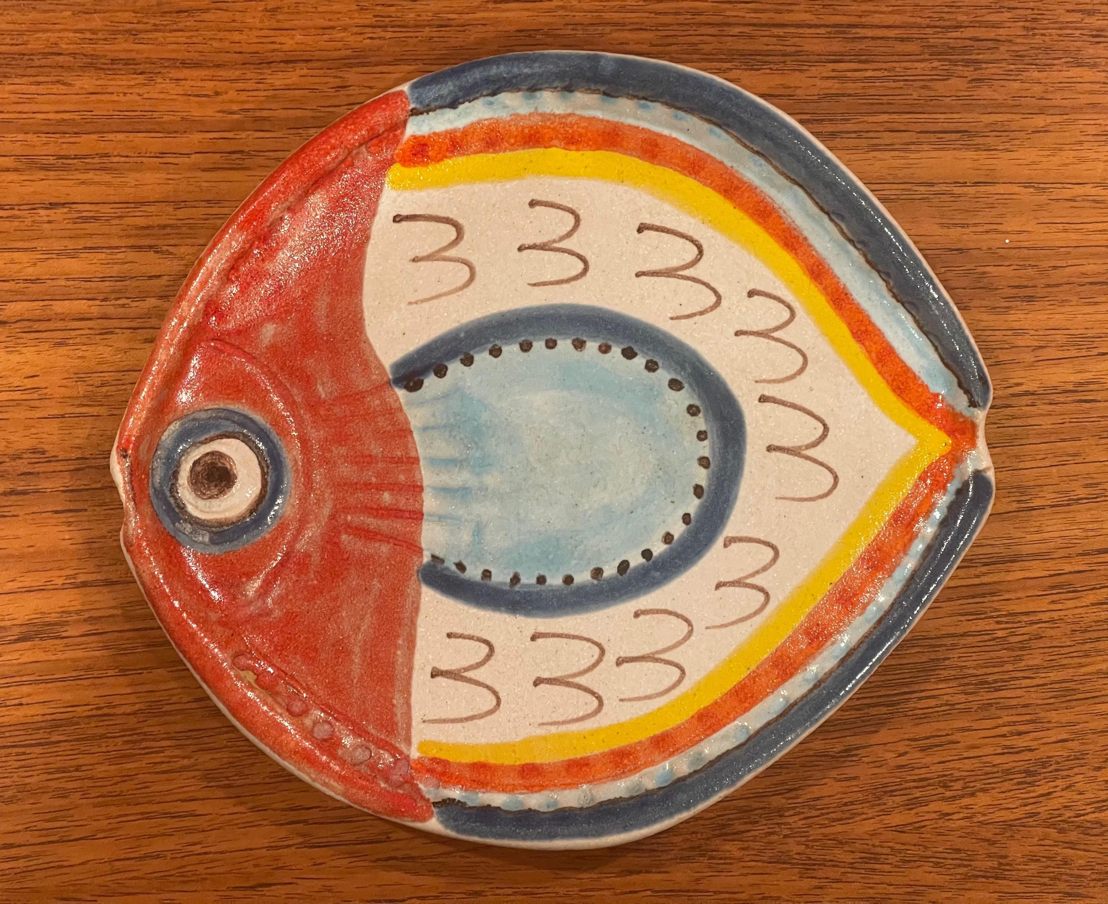 Decorative Hand Painted Italian Ceramic Fish Plate by DeSimone In Good Condition For Sale In San Diego, CA