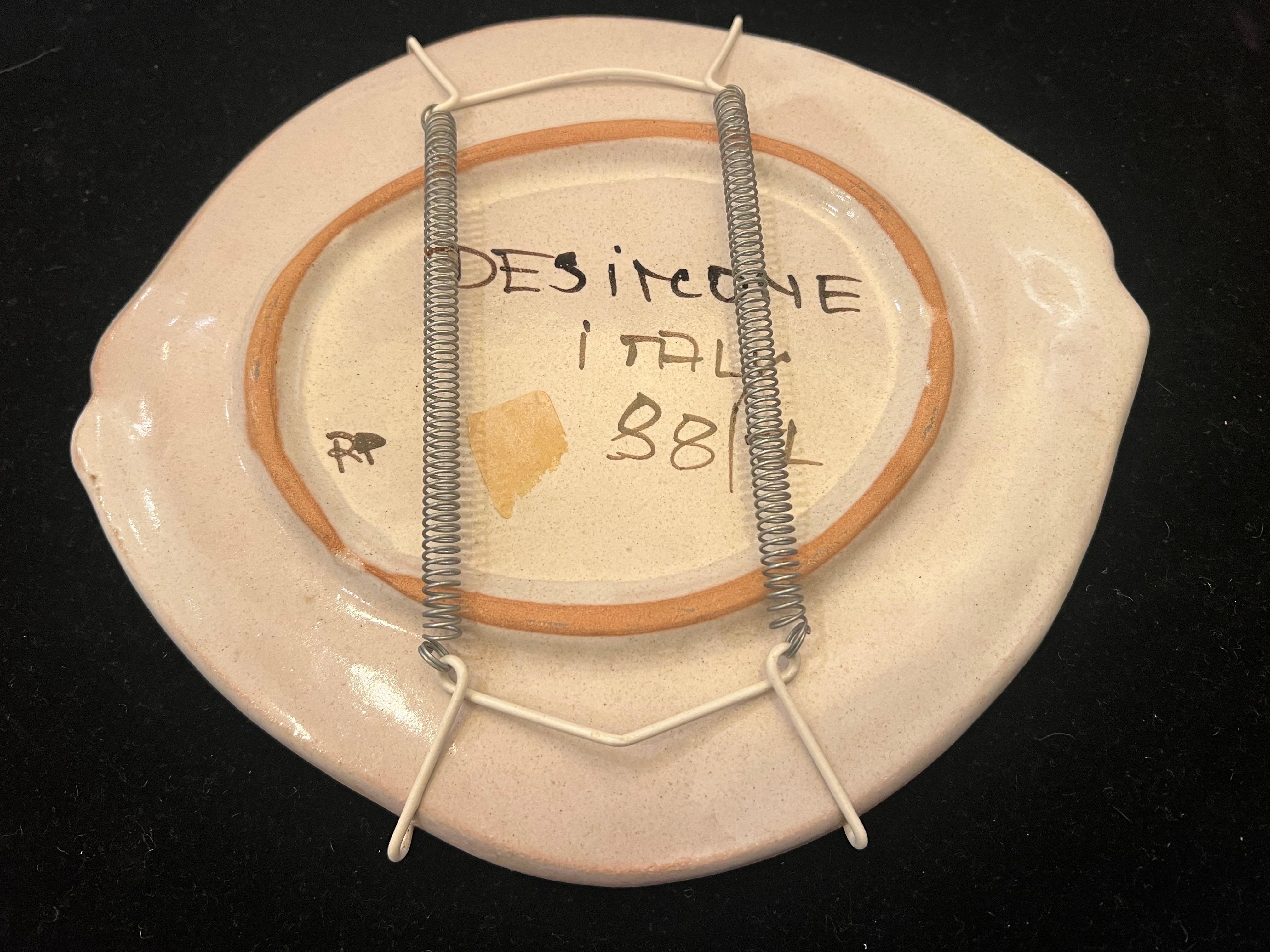 Italiano Piatto decorativo per pesci in ceramica italiana dipinto a mano di DeSimone in vendita