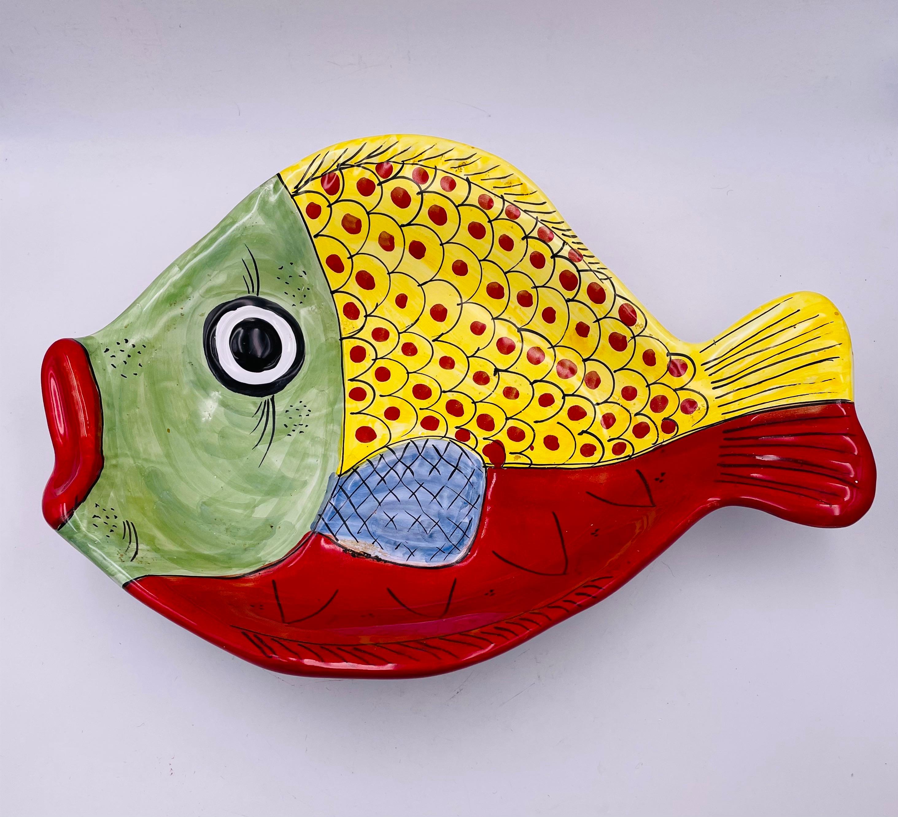 Beautiful decorative hand-painted Italian large ceramic fish plate-bowl by Vietri Italy. The plate is in great condition with no chips or cracks and very light wear, large size can be hung on the wall if desired a great piece of art.