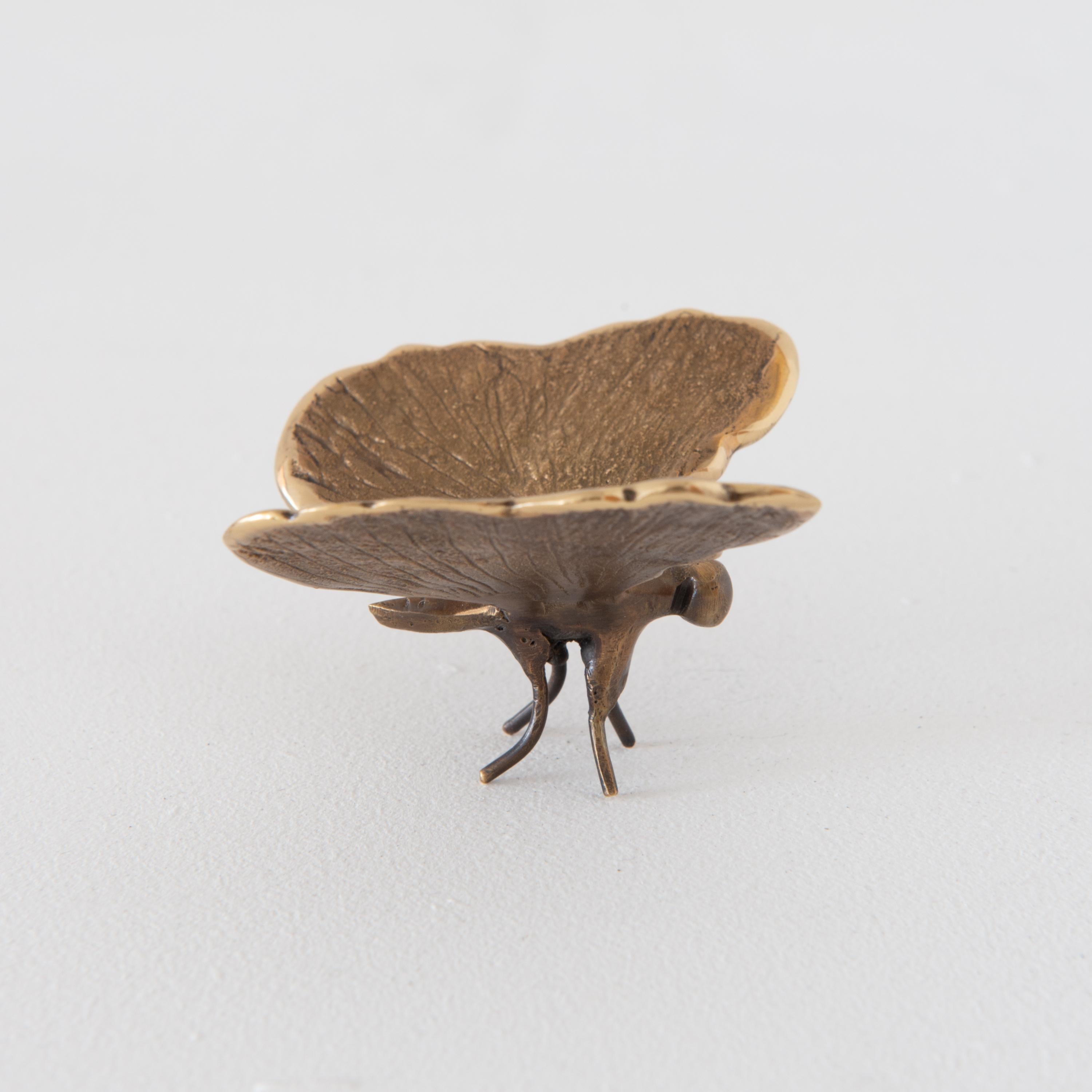 Dekorativer Briefbeschwerer aus handgegossener Bronze mit Schmetterlingsmotiv (Gegossen) im Angebot