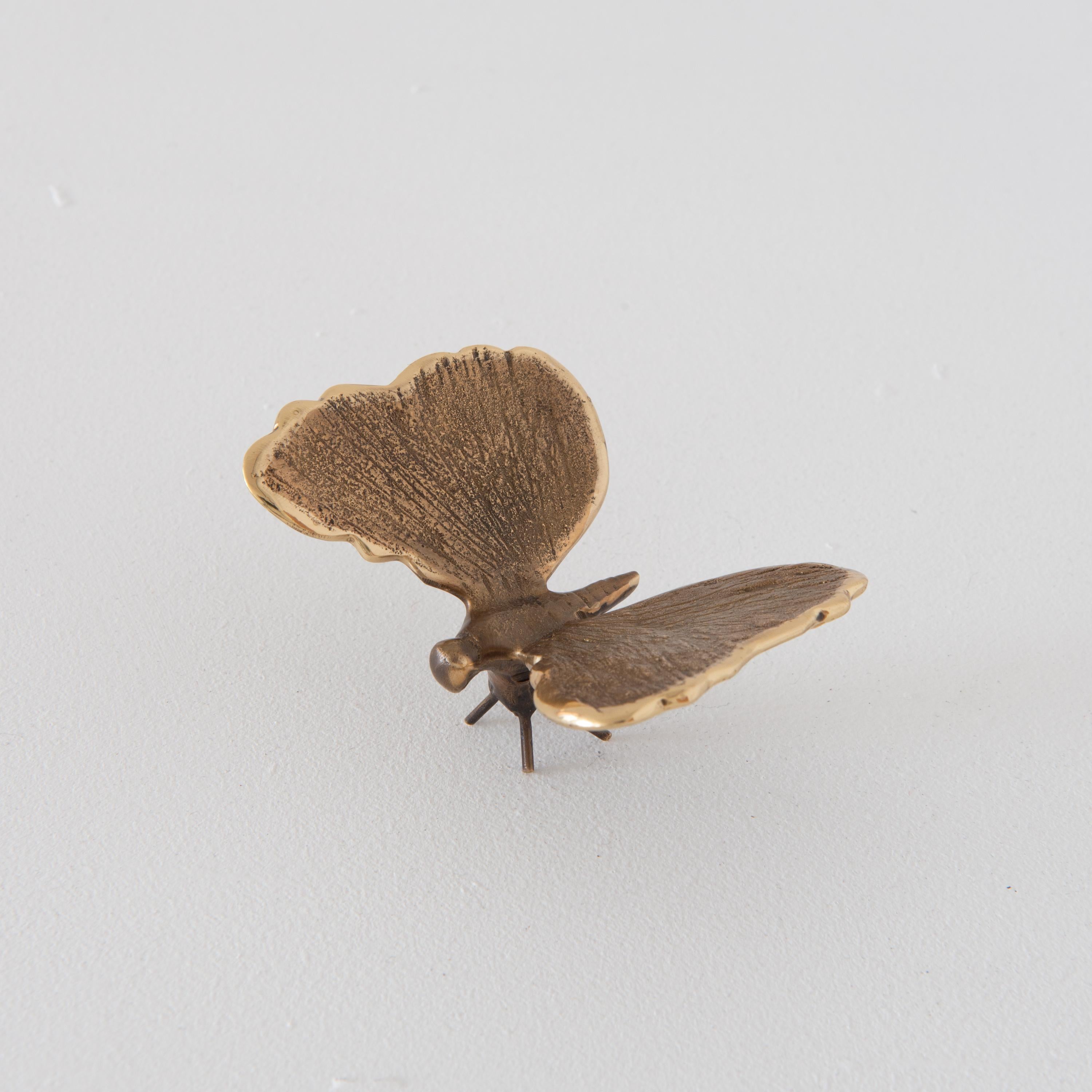 Dekorativer Briefbeschwerer aus handgegossener Bronze mit Schmetterlingsmotiv (21. Jahrhundert und zeitgenössisch) im Angebot