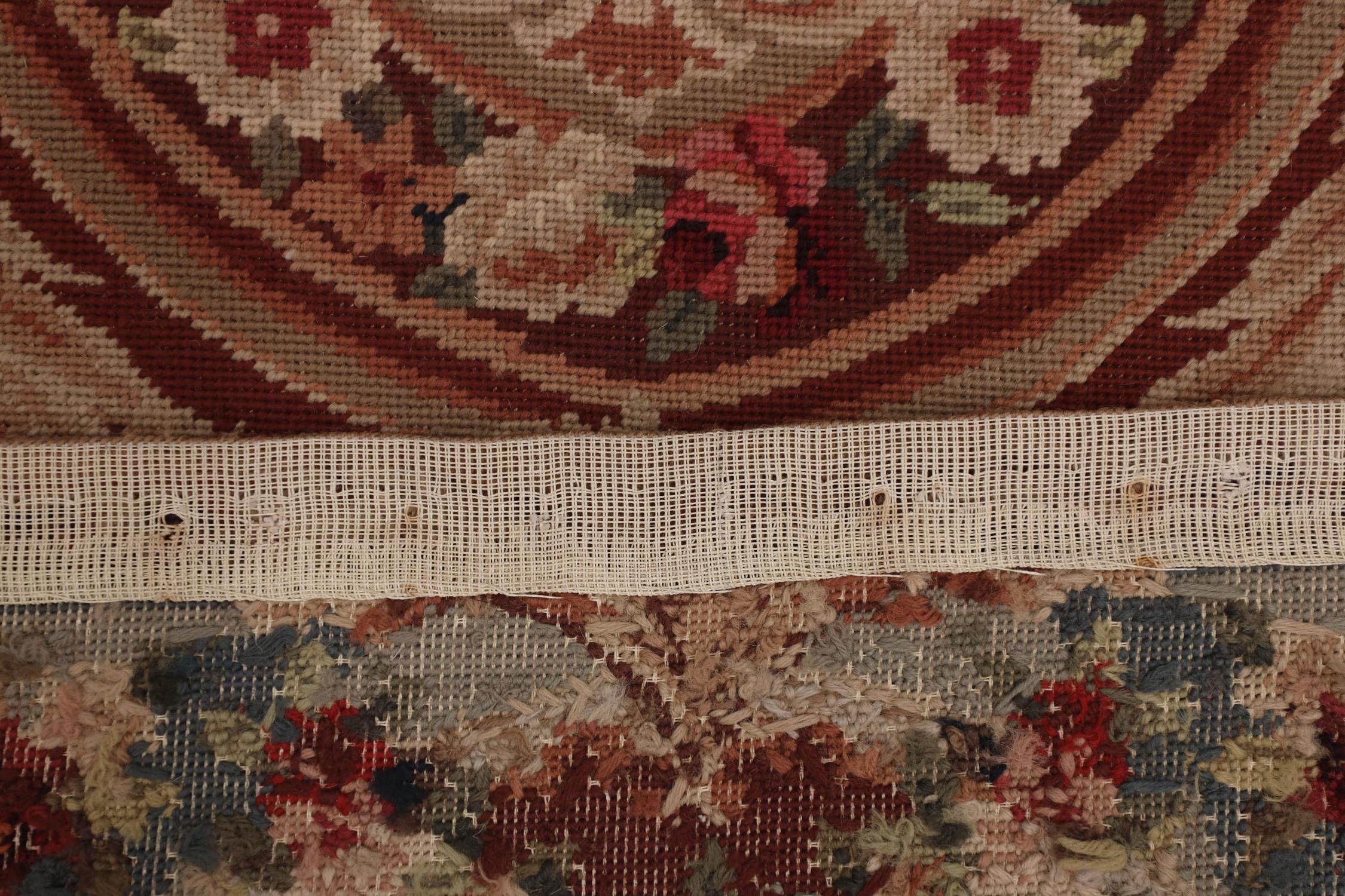 Tapis décoratif fait main tapisserie à l'aiguille tapisserie traditionnelle beige Excellent état - En vente à Wembley, GB