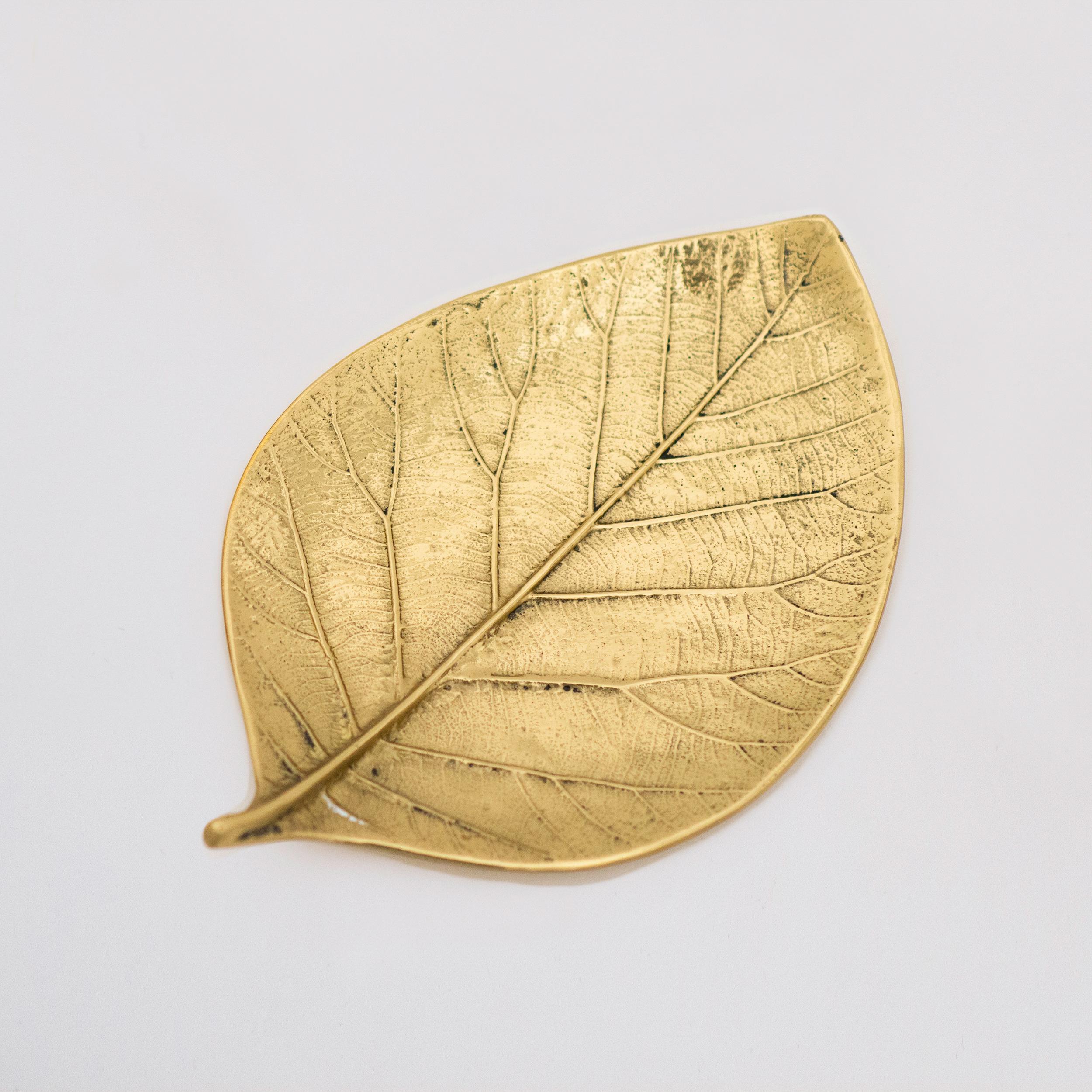 Each of these splendid brass leaves is handmade individually with incredible detail. Cast using very traditional techniques, they are polished capturing the raw finish of this noble material and impressively highlighting every vein and detail.

Used