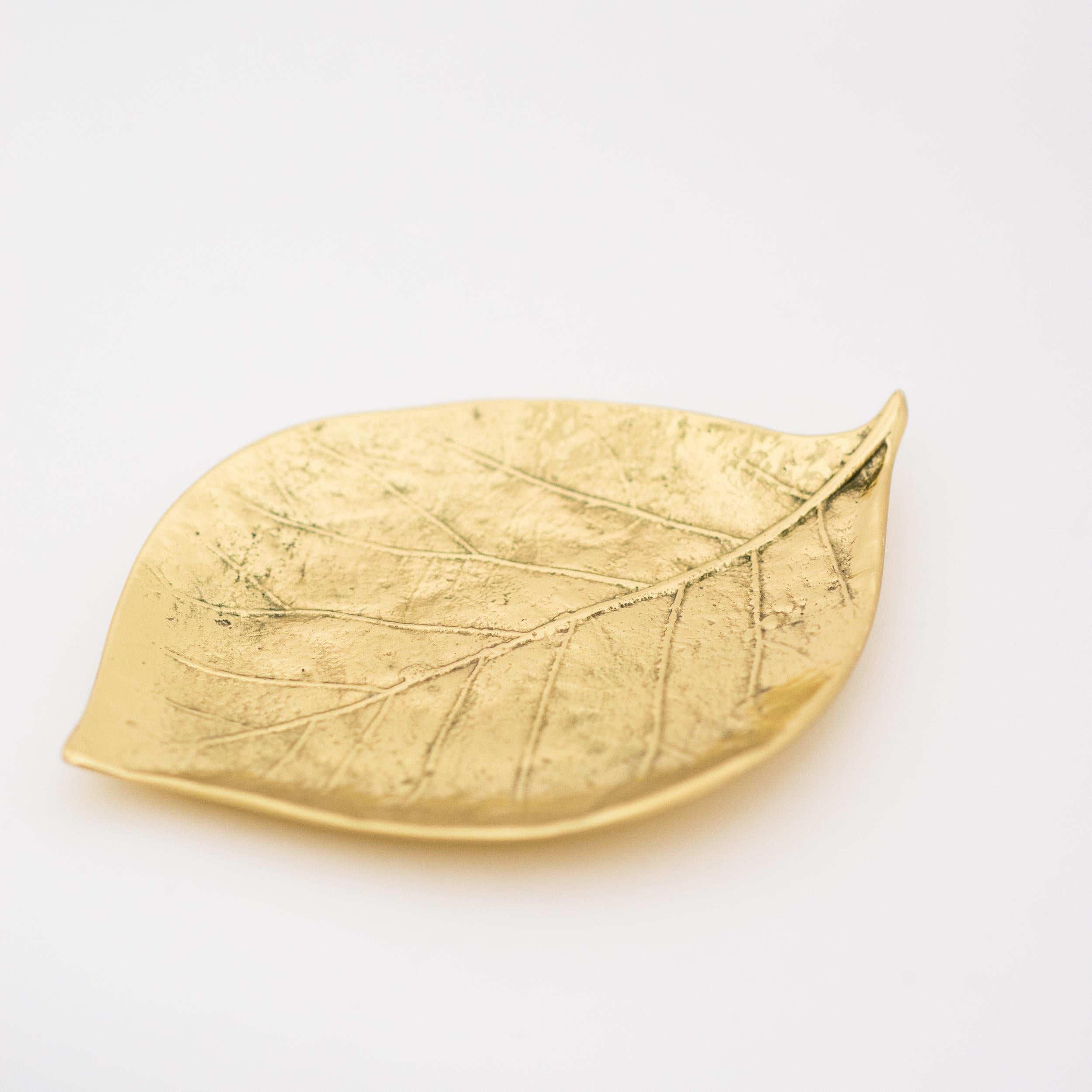 Organic Modern Decorative Handmade Cast Brass Leaf Vide Poche Candleholder, Medium For Sale