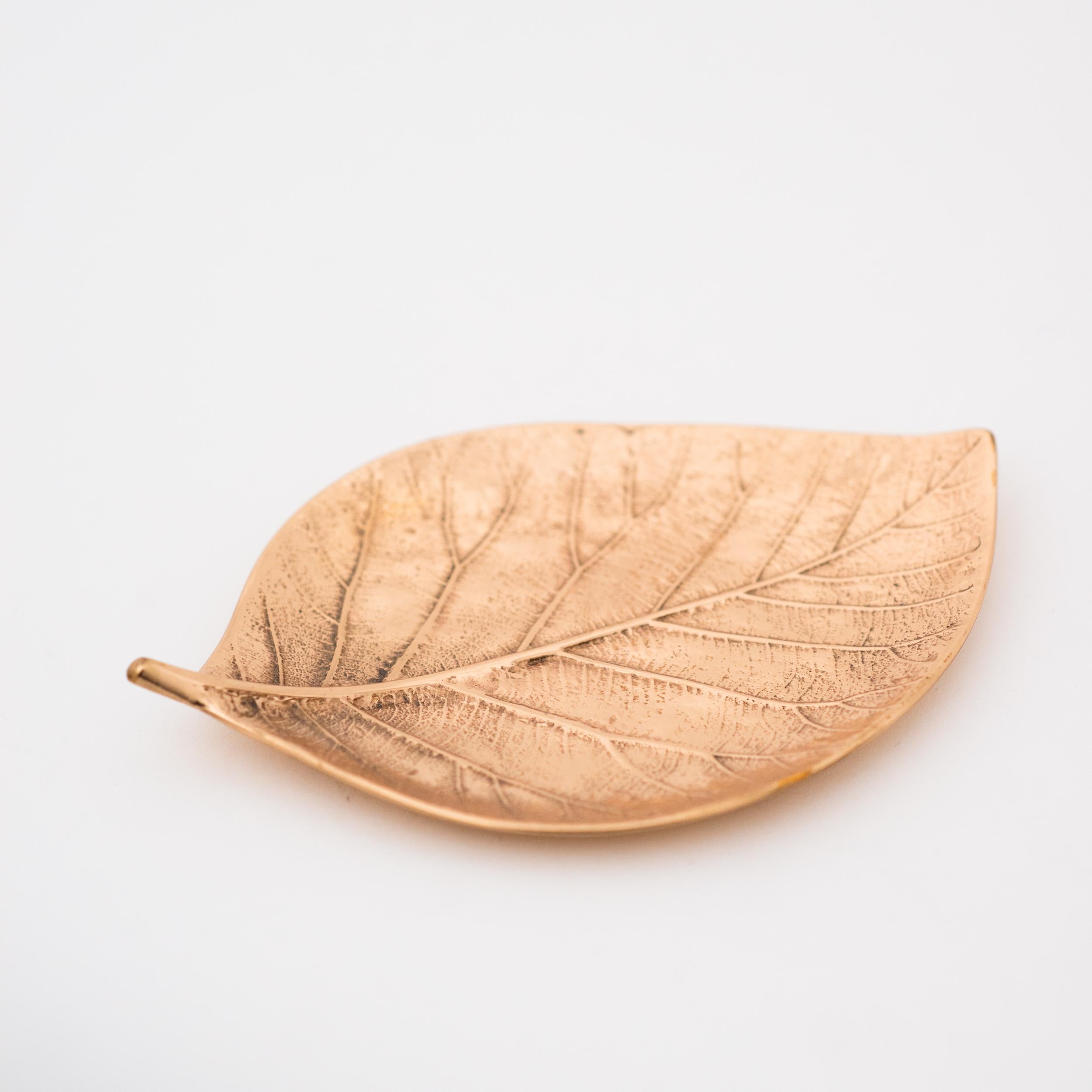 Organic Modern Decorative Handmade Cast Bronze Leaf Vide Poche Candleholder, Medium For Sale