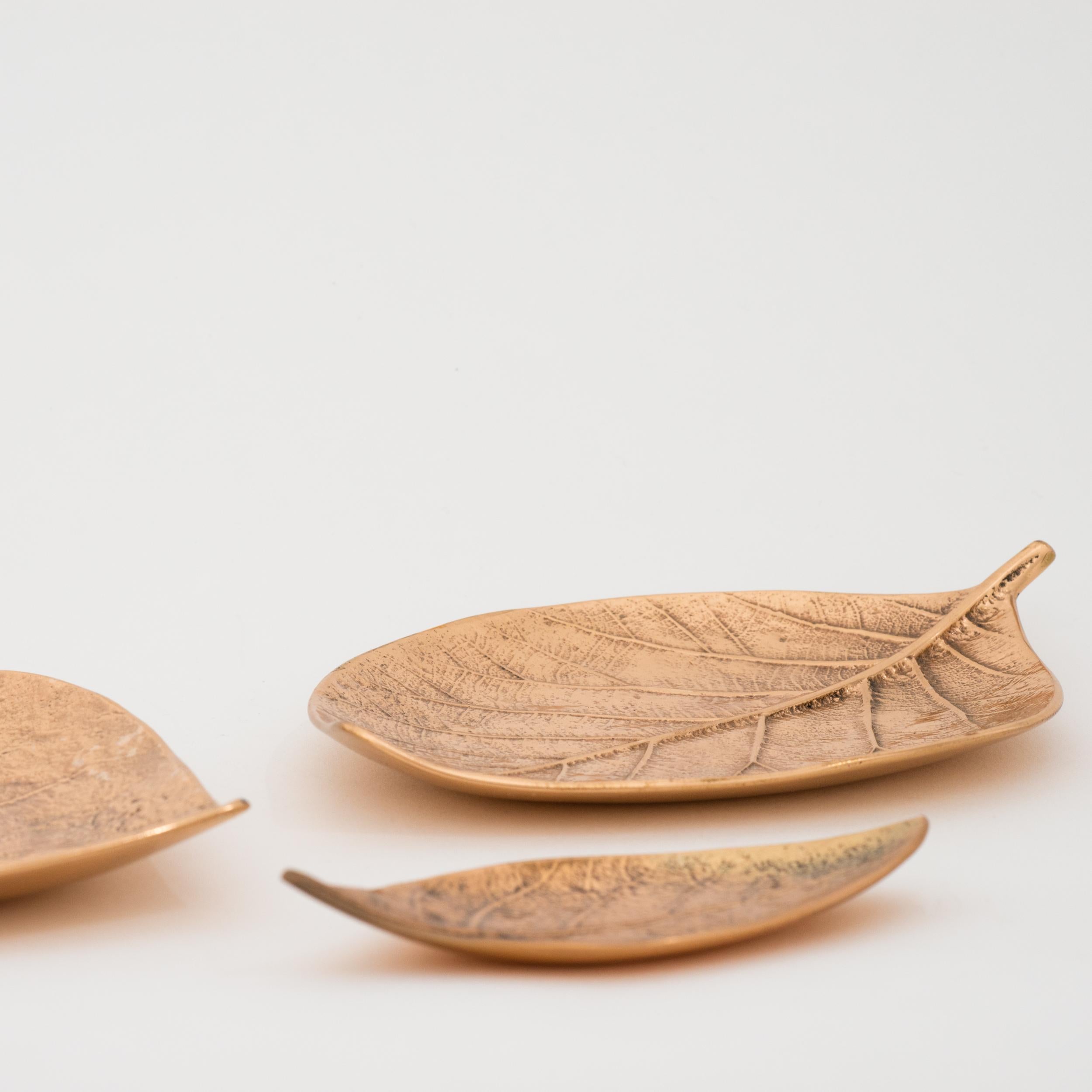 Decorative Handmade Cast Bronze Leaf Vide Poche Candleholder, Medium For Sale 1