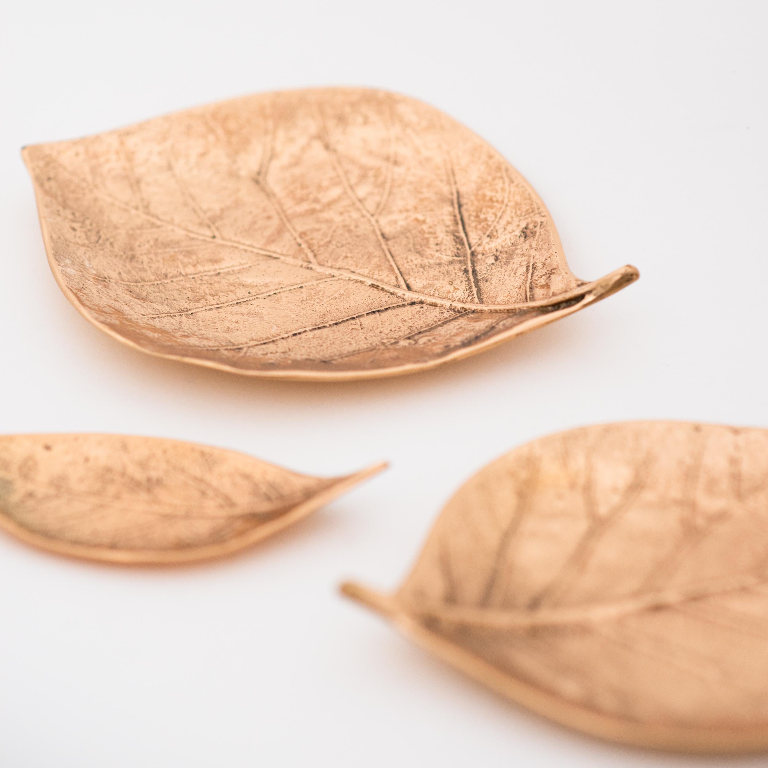 Chacune de ces splendides feuilles de bronze est fabriquée à la main, individuellement, avec un niveau de détail incroyable. Coulés selon des techniques très traditionnelles, ils sont polis pour restituer la finition brute de ce matériau noble et