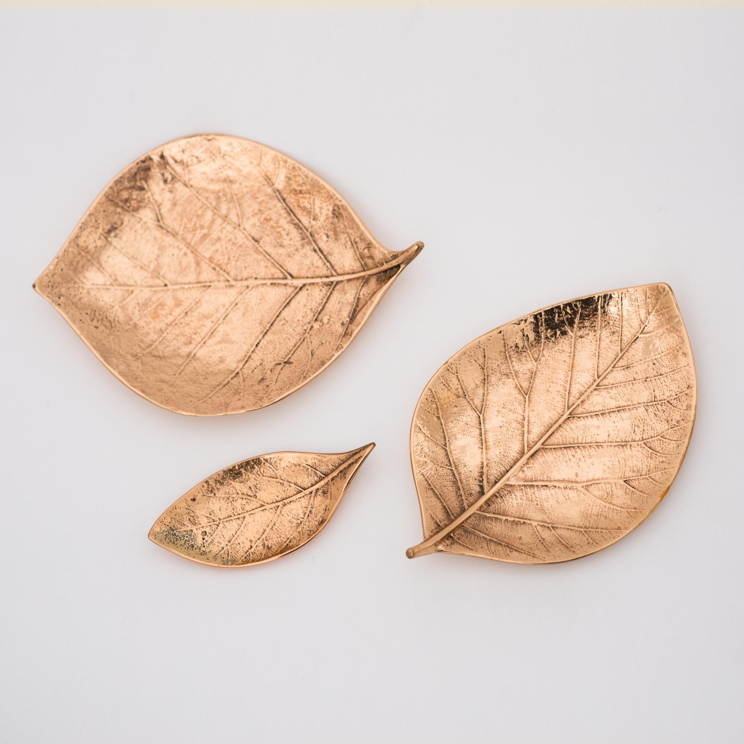 Dekorative handgefertigte Ablageschale aus Bronzeguss mit Blättern, groß (Gegossen) im Angebot