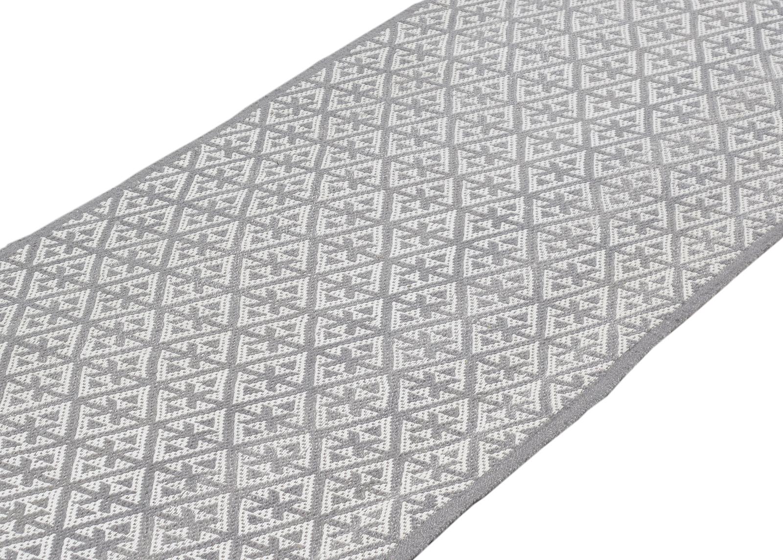 Fabriqué en Iran, ce tapis de course à motif tribal et à tissage plat est fabriqué avec la laine et le coton persans les plus fins, cardés et filés à la main par les artisans des villages locaux. Ces fabricants de tapis utilisent les mêmes