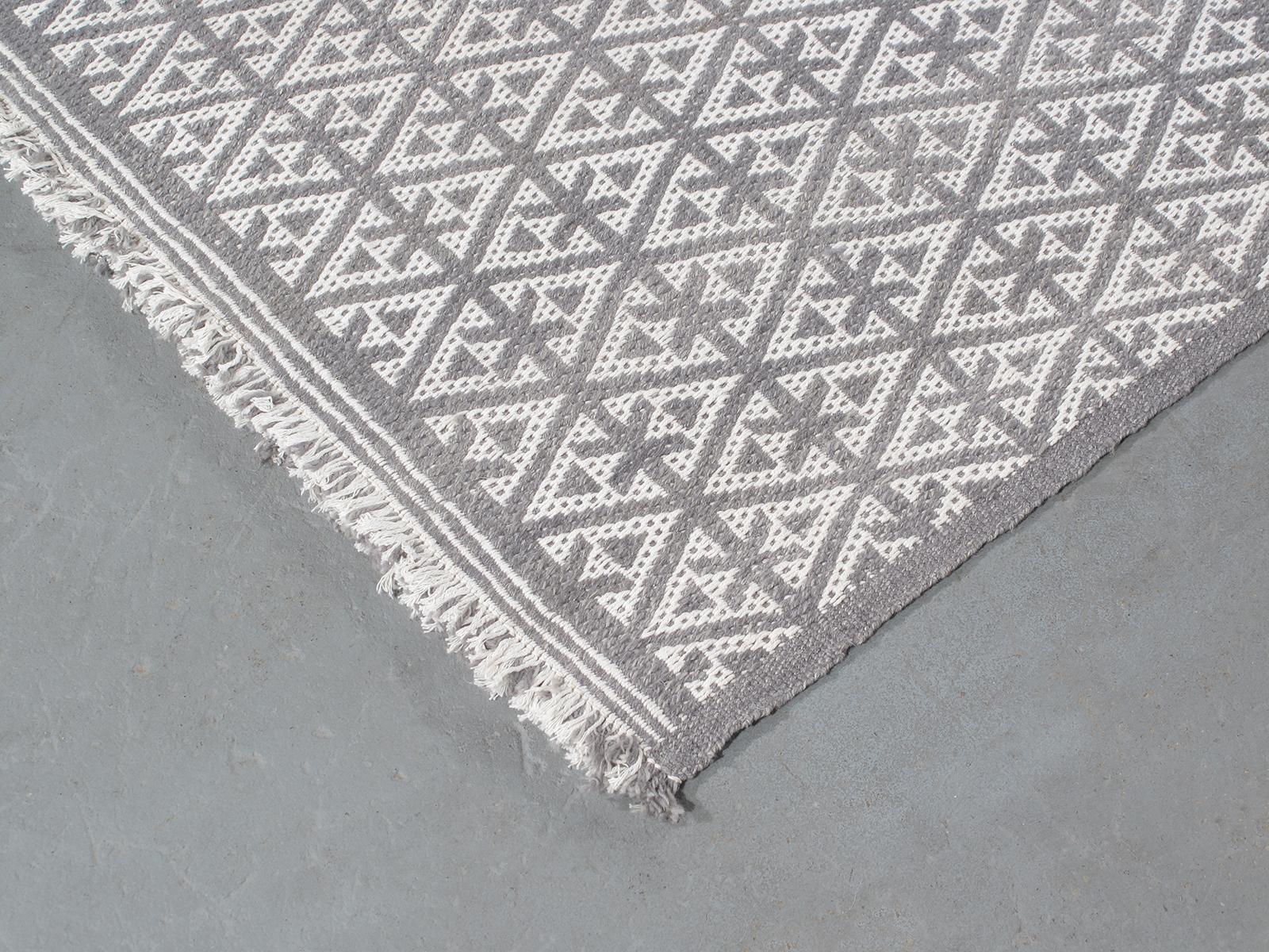 Hand-Woven Decorative Handwoven Flat-Weave Runner Rug in Grey and Ivory Color For Sale