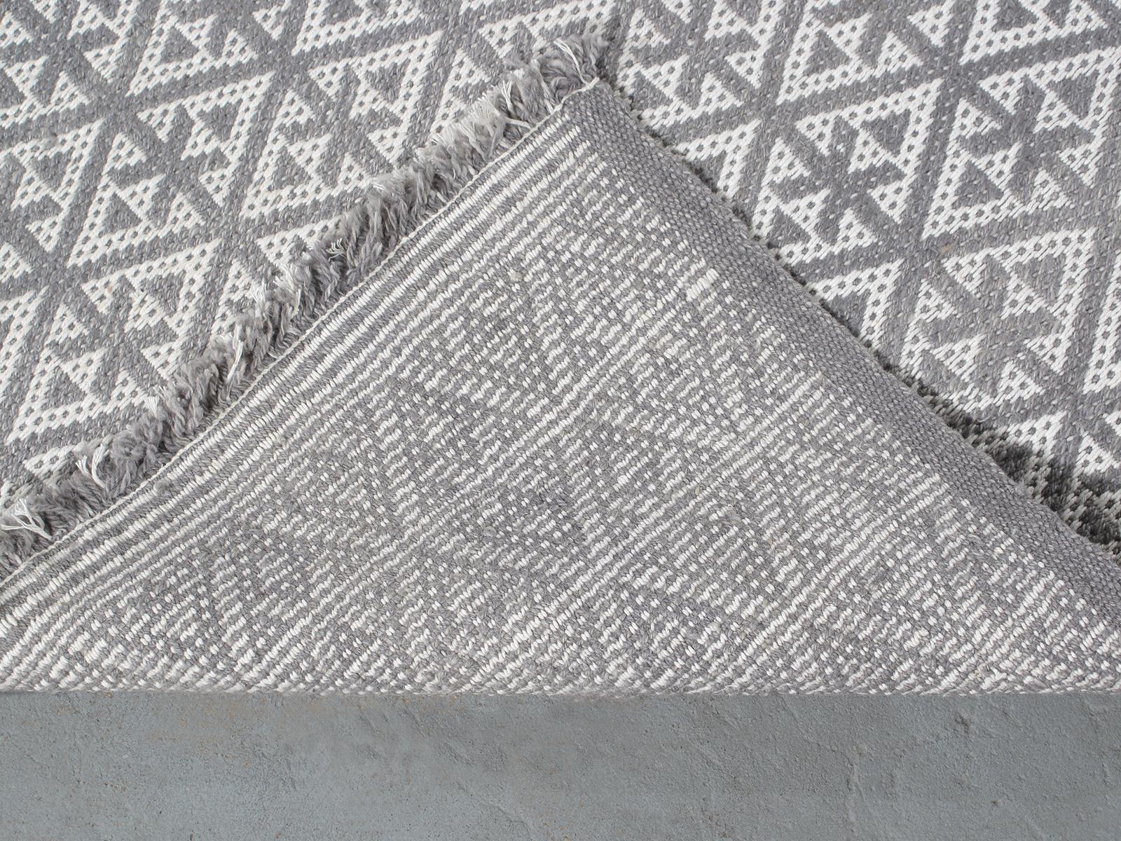 Decorative Handwoven Flat-Weave Runner Rug in Grey and Ivory Color In New Condition For Sale In New York, NY