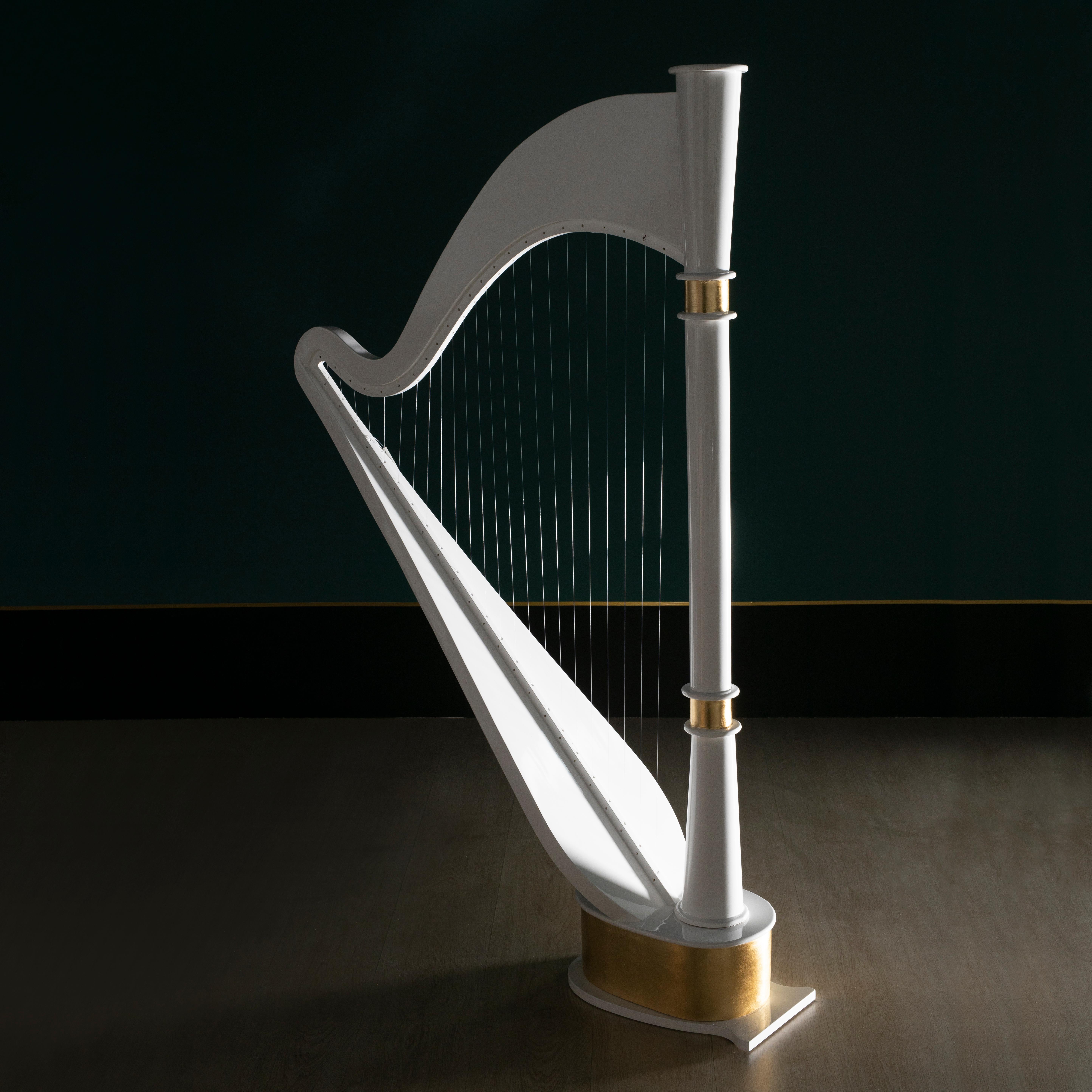 Harpe de vallée décorative, Collection S, fabriquée à la main au Portugal - Europe par Lusitanus Home.

Valley a été conçu pour mettre en valeur les intérieurs luxueux. Harpe décorative laquée en blanc brillant avec des détails en feuilles d'or