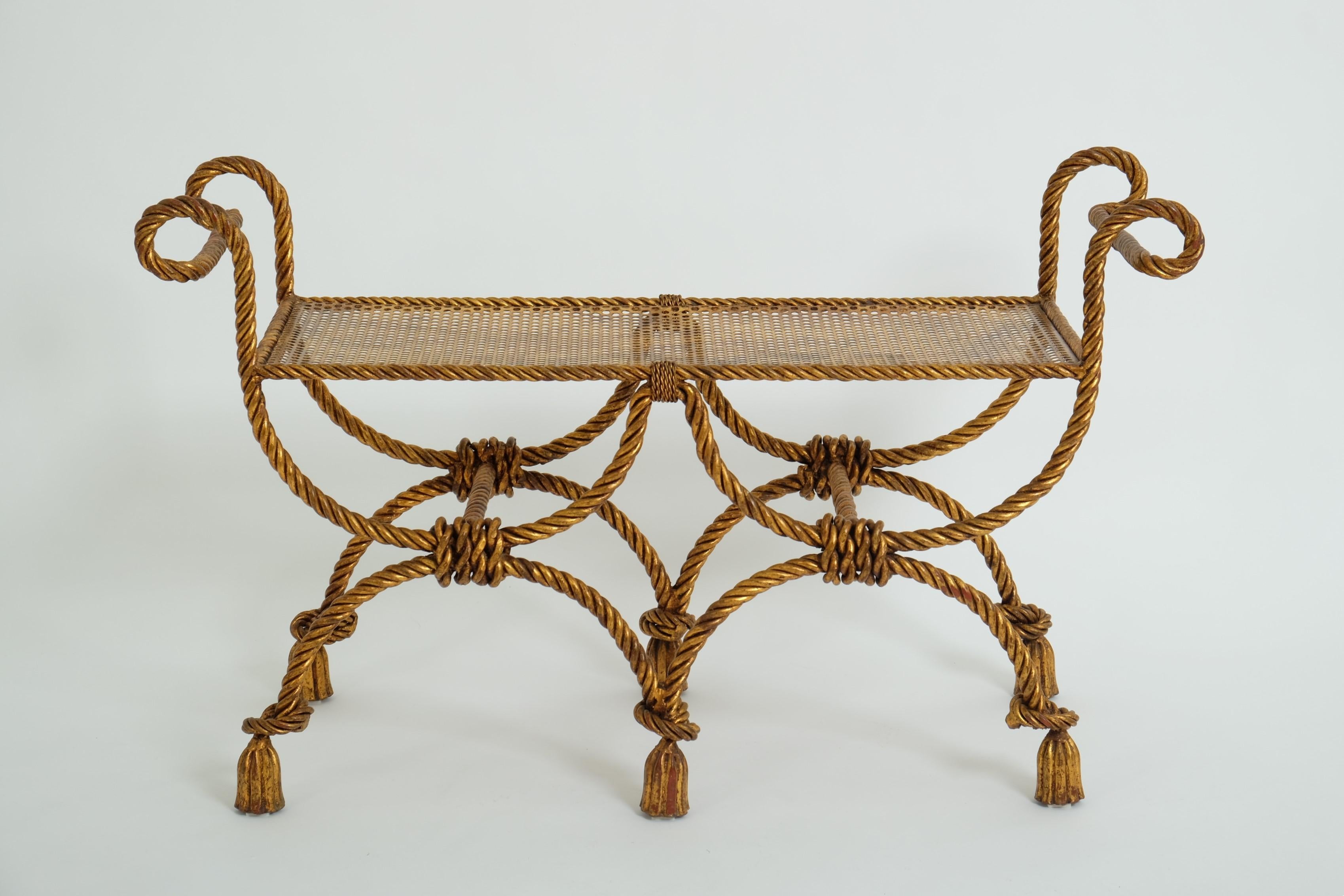 Banc décoratif Hollywood Regency en fer doré, corde et glands, Italie années 1950 en vente 4