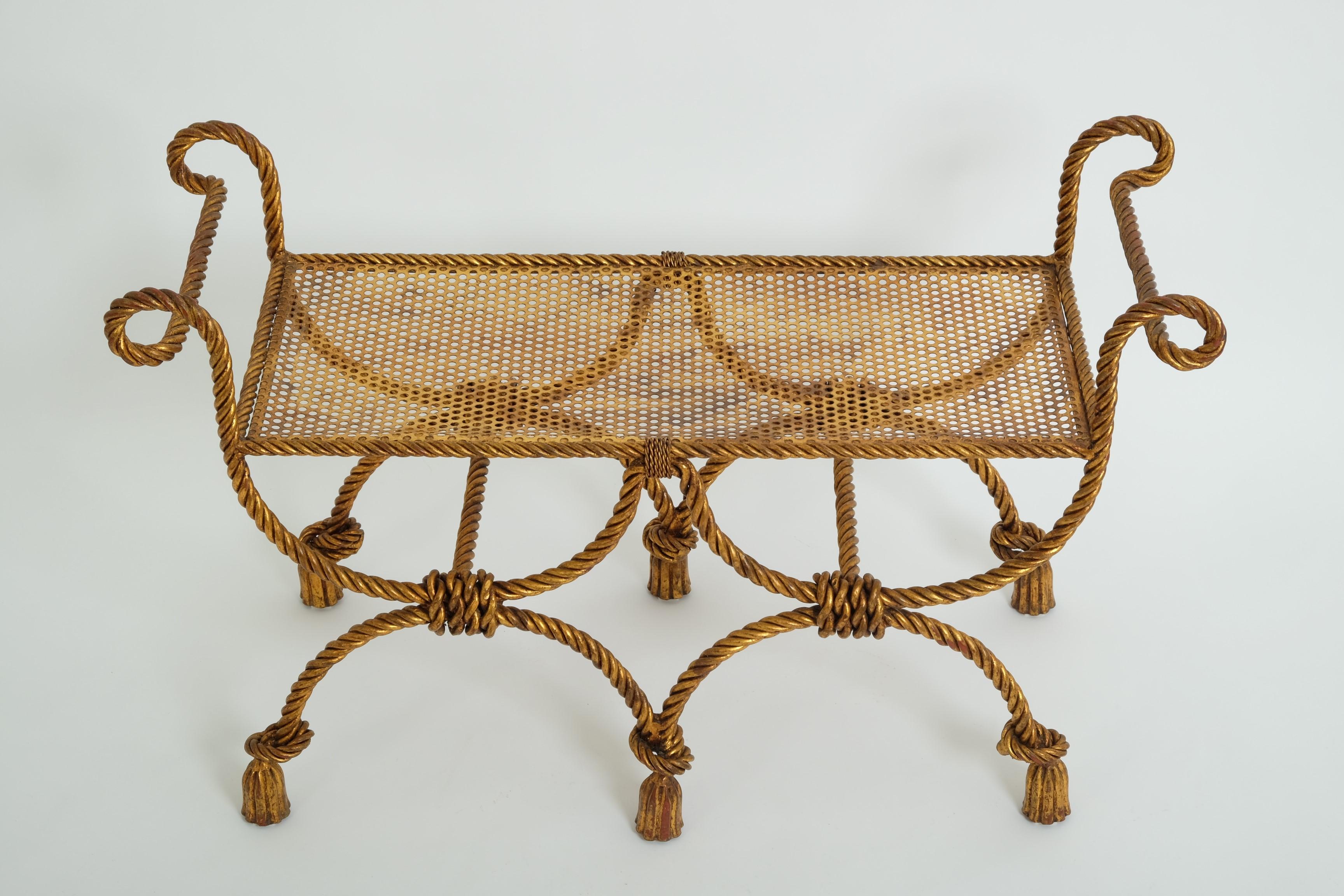Banc décoratif Hollywood Regency en fer doré, corde et glands, Italie années 1950 en vente 5