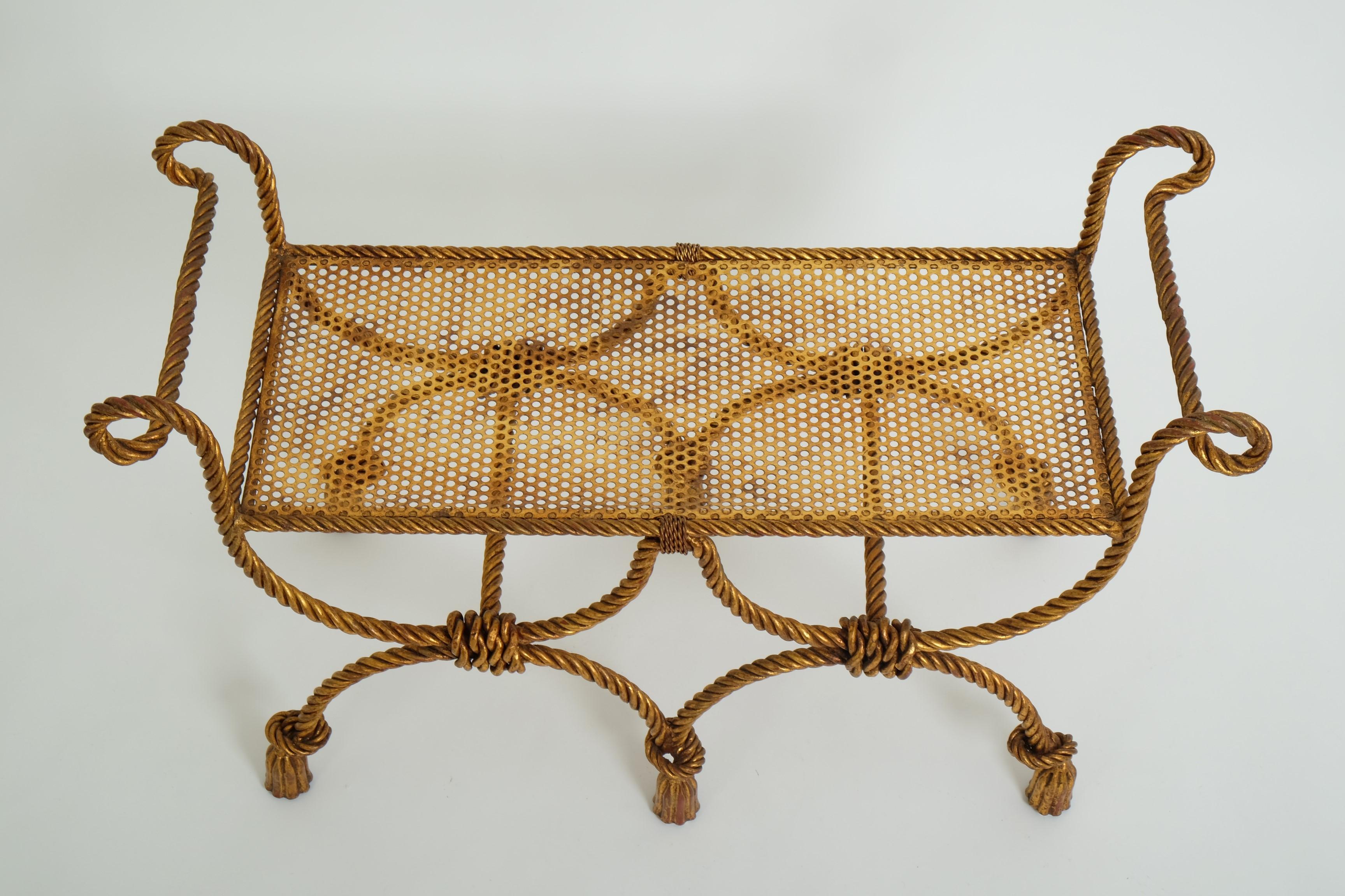 Banc décoratif Hollywood Regency en fer doré, corde et glands, Italie années 1950 en vente 6