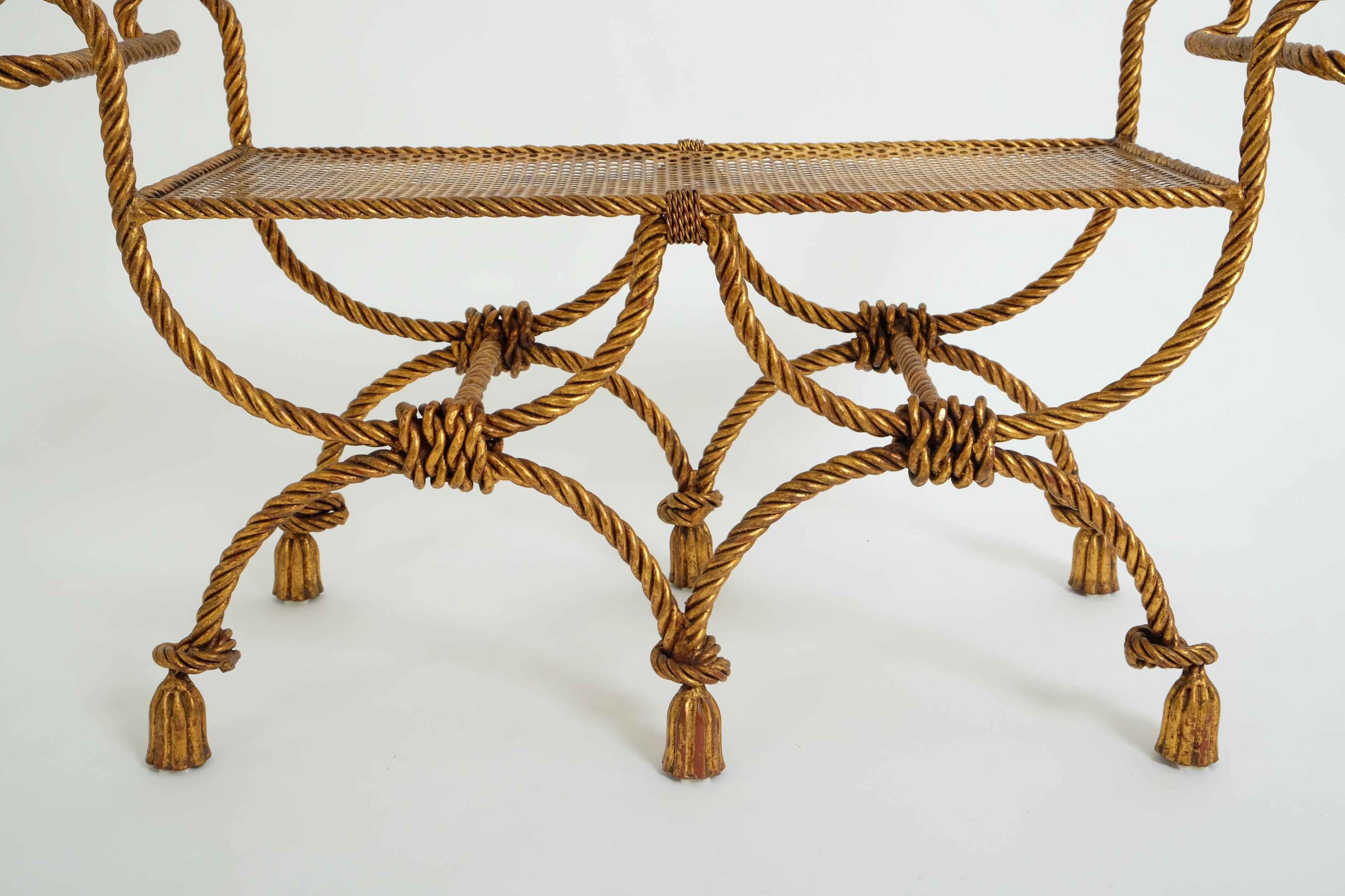Banc décoratif Hollywood Regency en fer doré, corde et glands, Italie années 1950 en vente 7