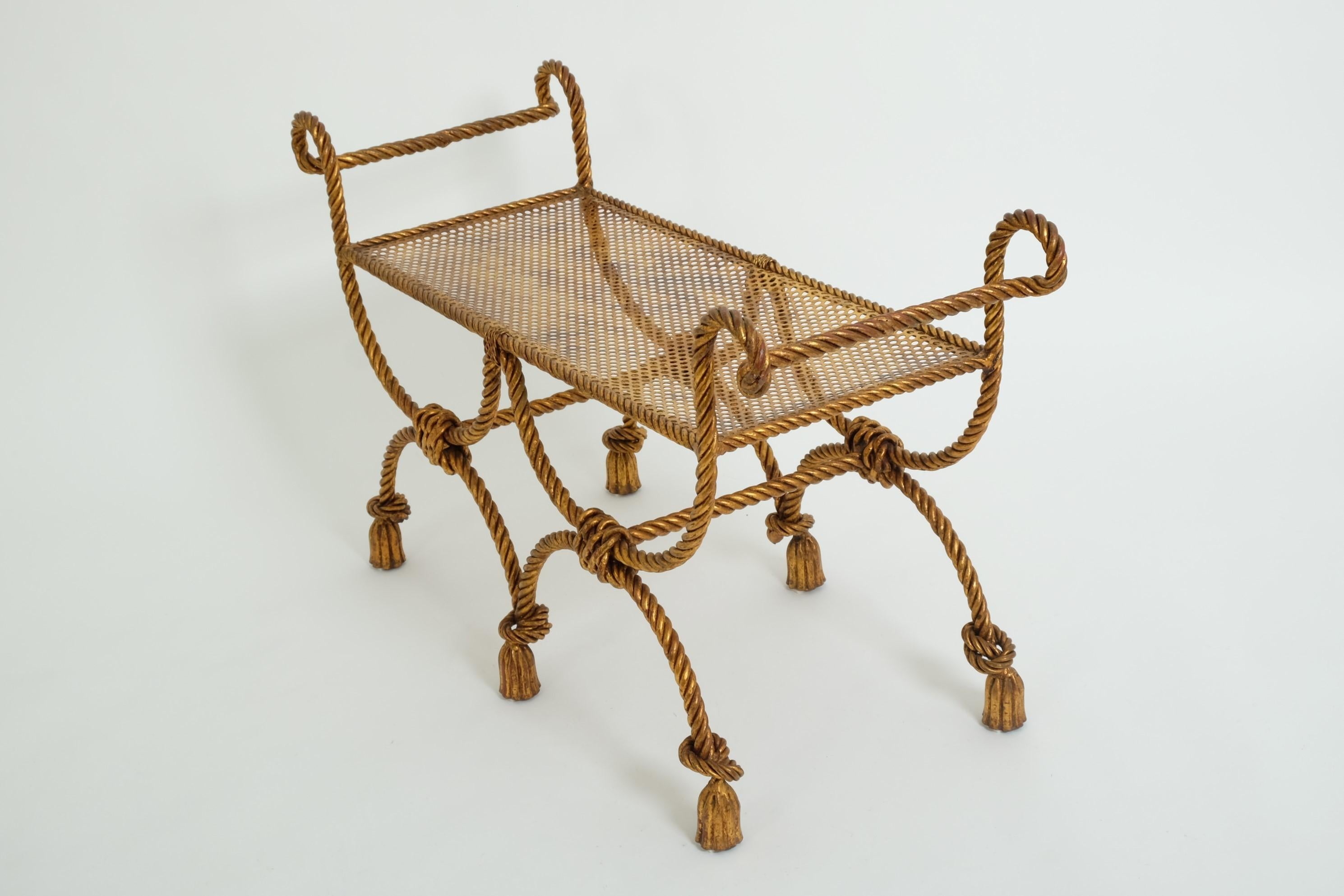 Banc décoratif Hollywood Regency en fer doré, corde et glands, Italie années 1950 en vente 8