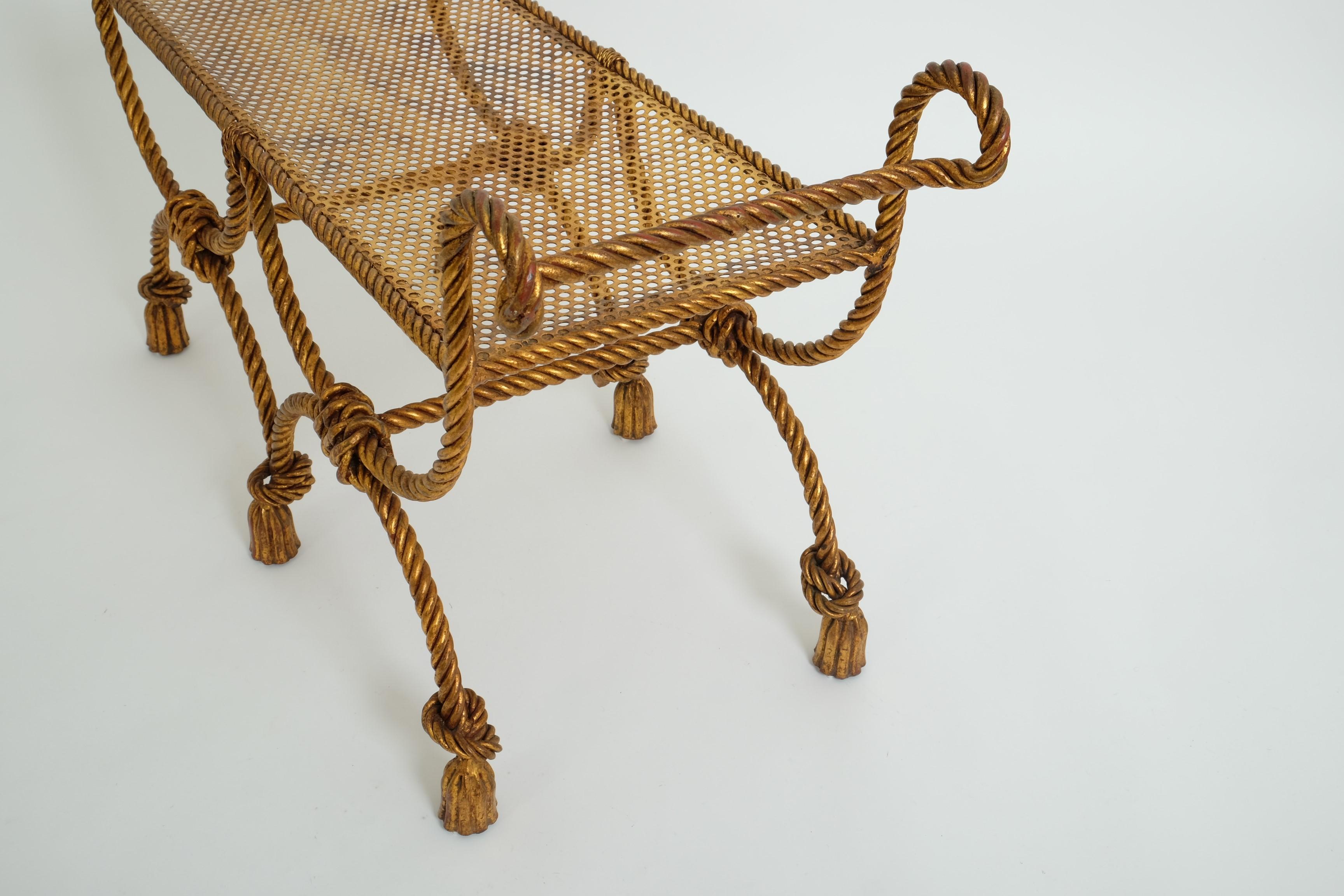 Banc décoratif Hollywood Regency en fer doré, corde et glands, Italie années 1950 en vente 9