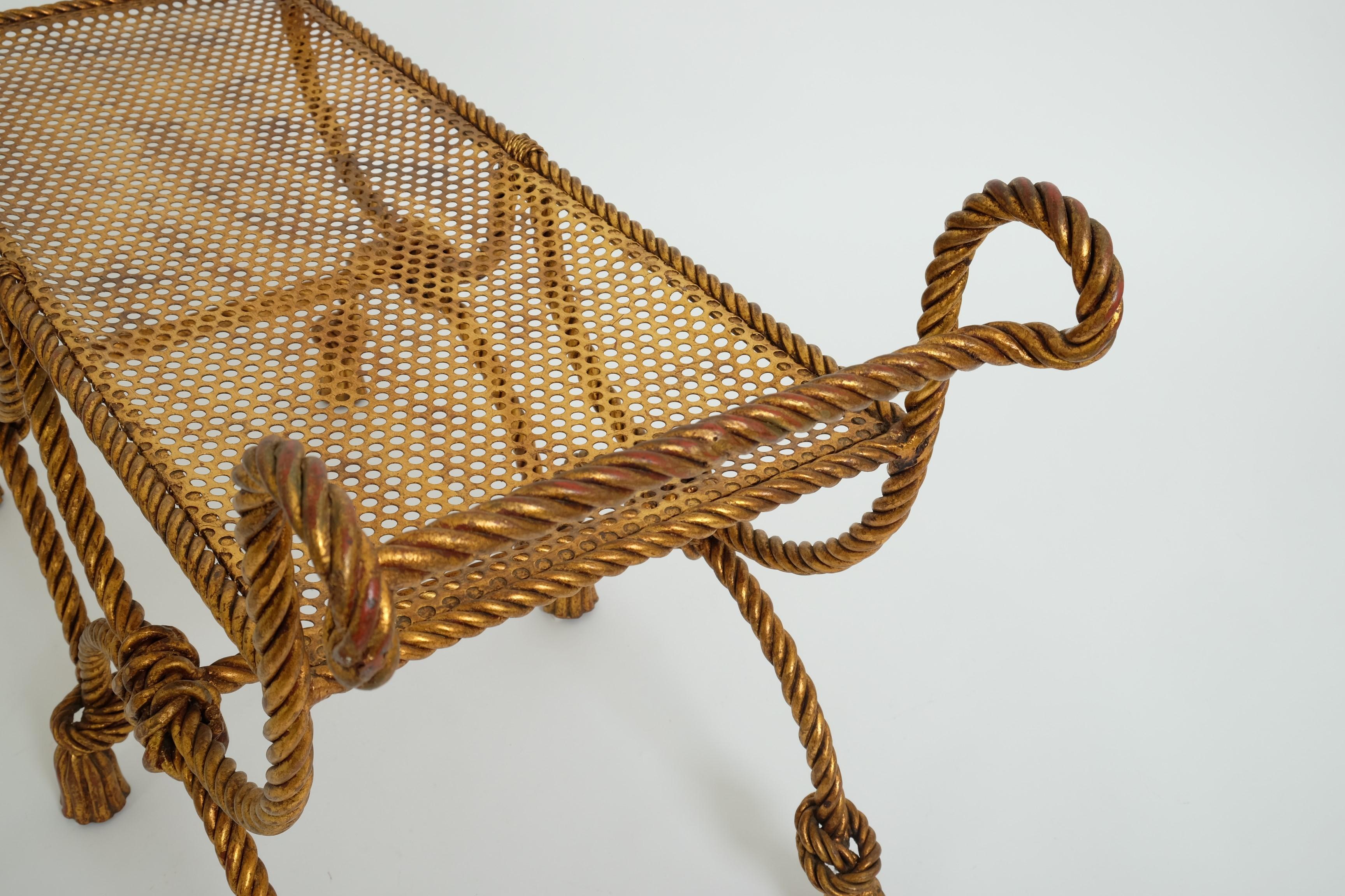 Banc décoratif Hollywood Regency en fer doré, corde et glands, Italie années 1950 en vente 10