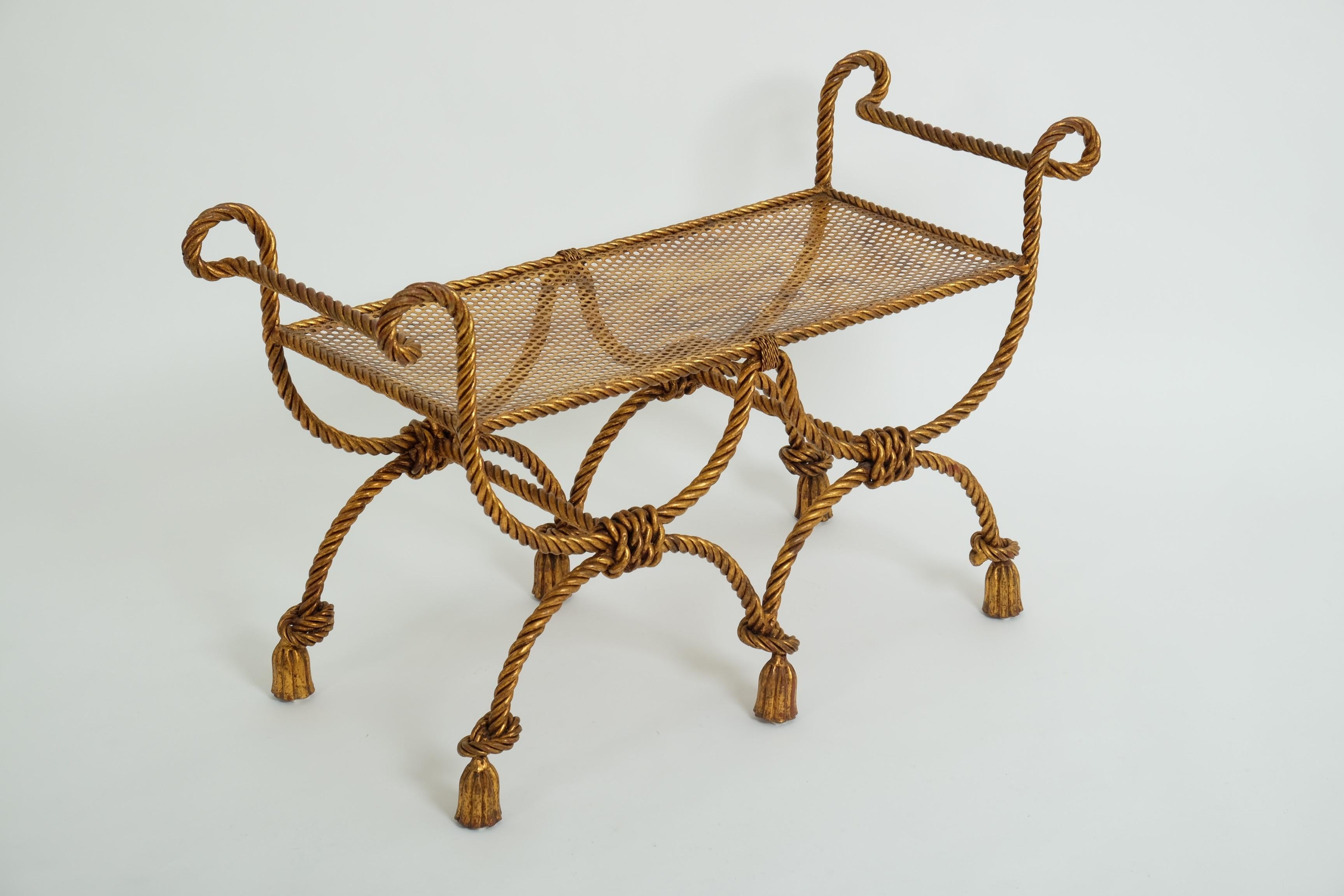 Banc décoratif Hollywood Regency en fer doré, corde et glands, Italie années 1950 en vente 12