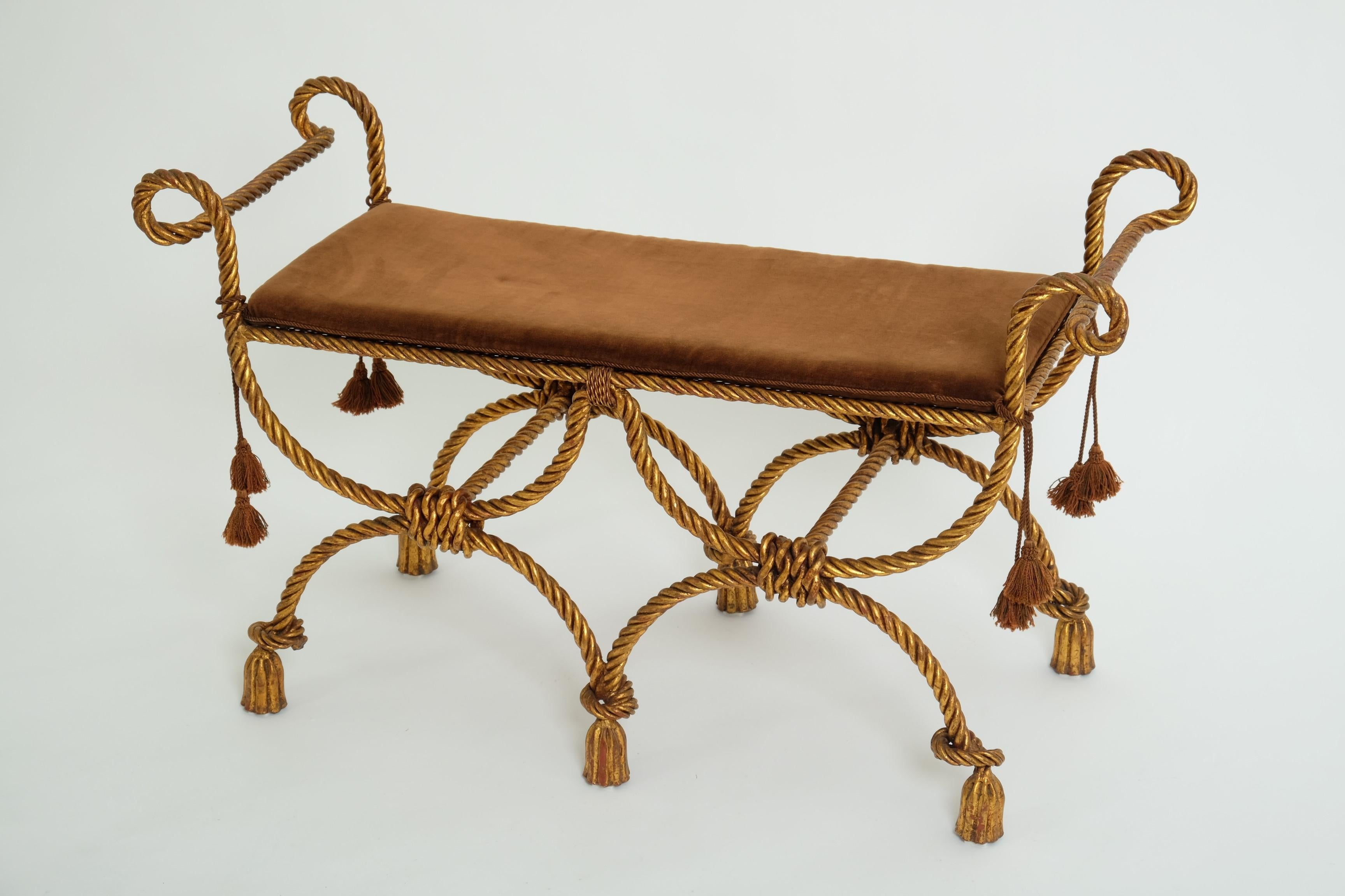 italien Banc décoratif Hollywood Regency en fer doré, corde et glands, Italie années 1950 en vente