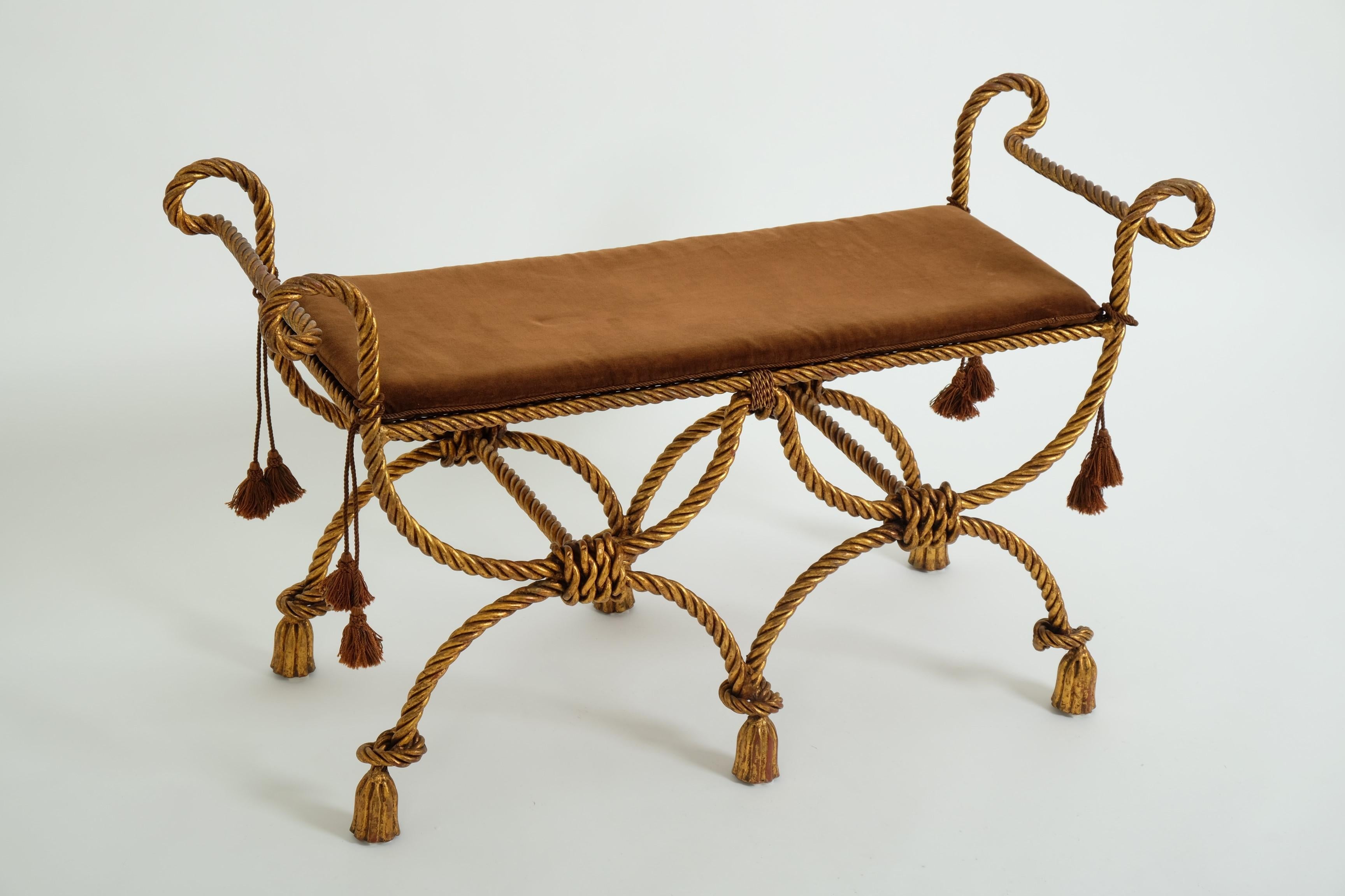 Banc décoratif Hollywood Regency en fer doré, corde et glands, Italie années 1950 Bon état - En vente à München, BY