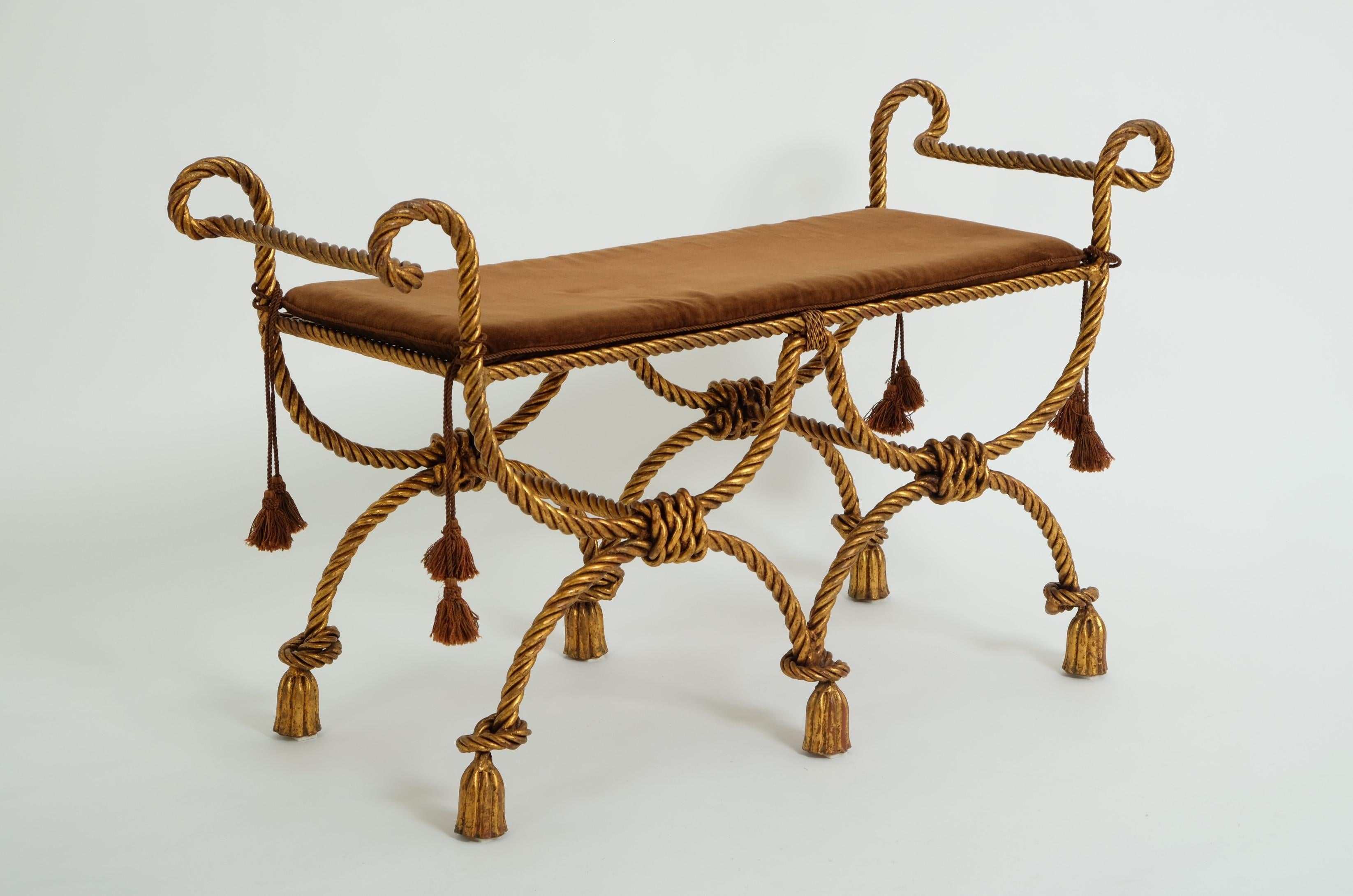 Milieu du XXe siècle Banc décoratif Hollywood Regency en fer doré, corde et glands, Italie années 1950 en vente