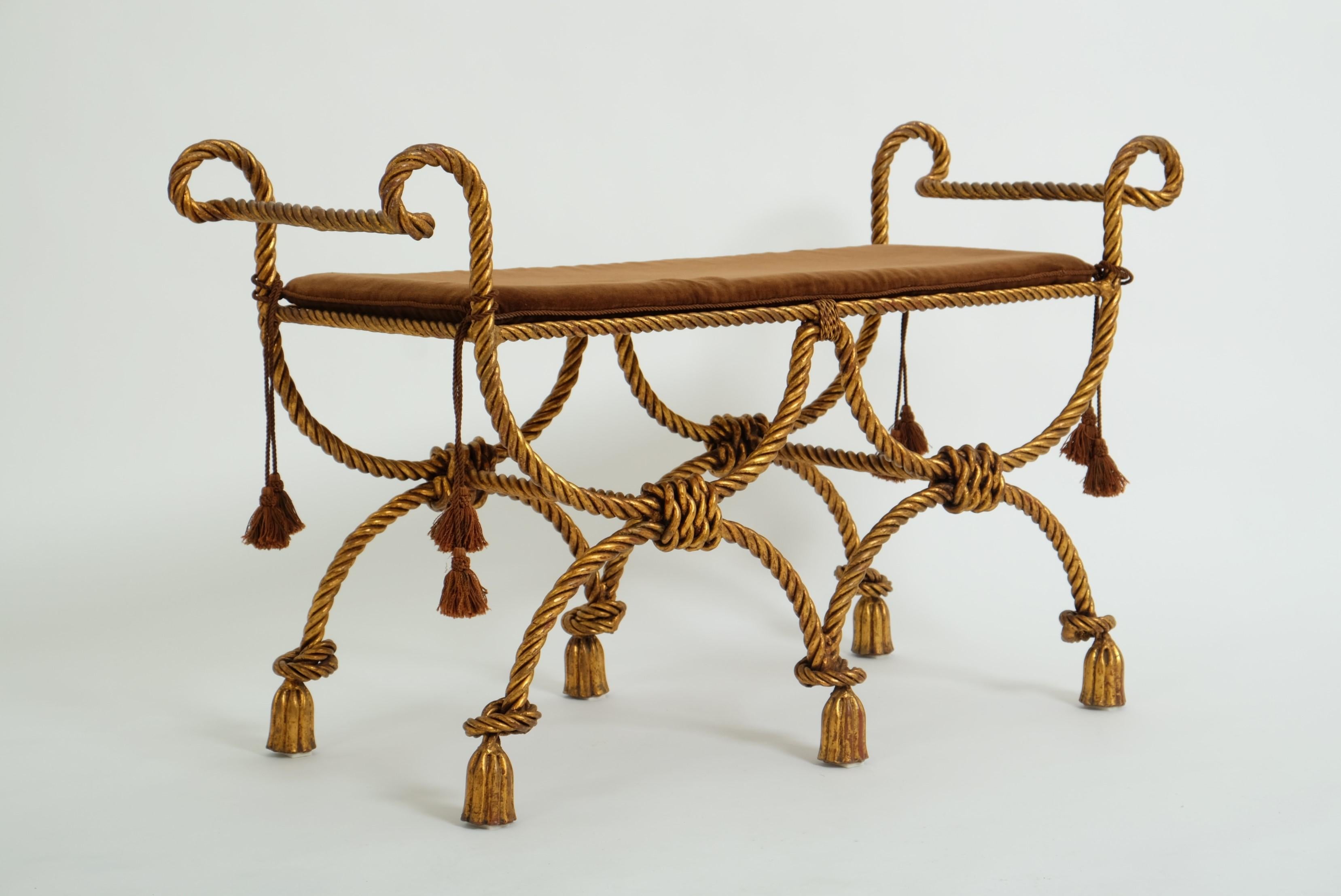 Métal Banc décoratif Hollywood Regency en fer doré, corde et glands, Italie années 1950 en vente