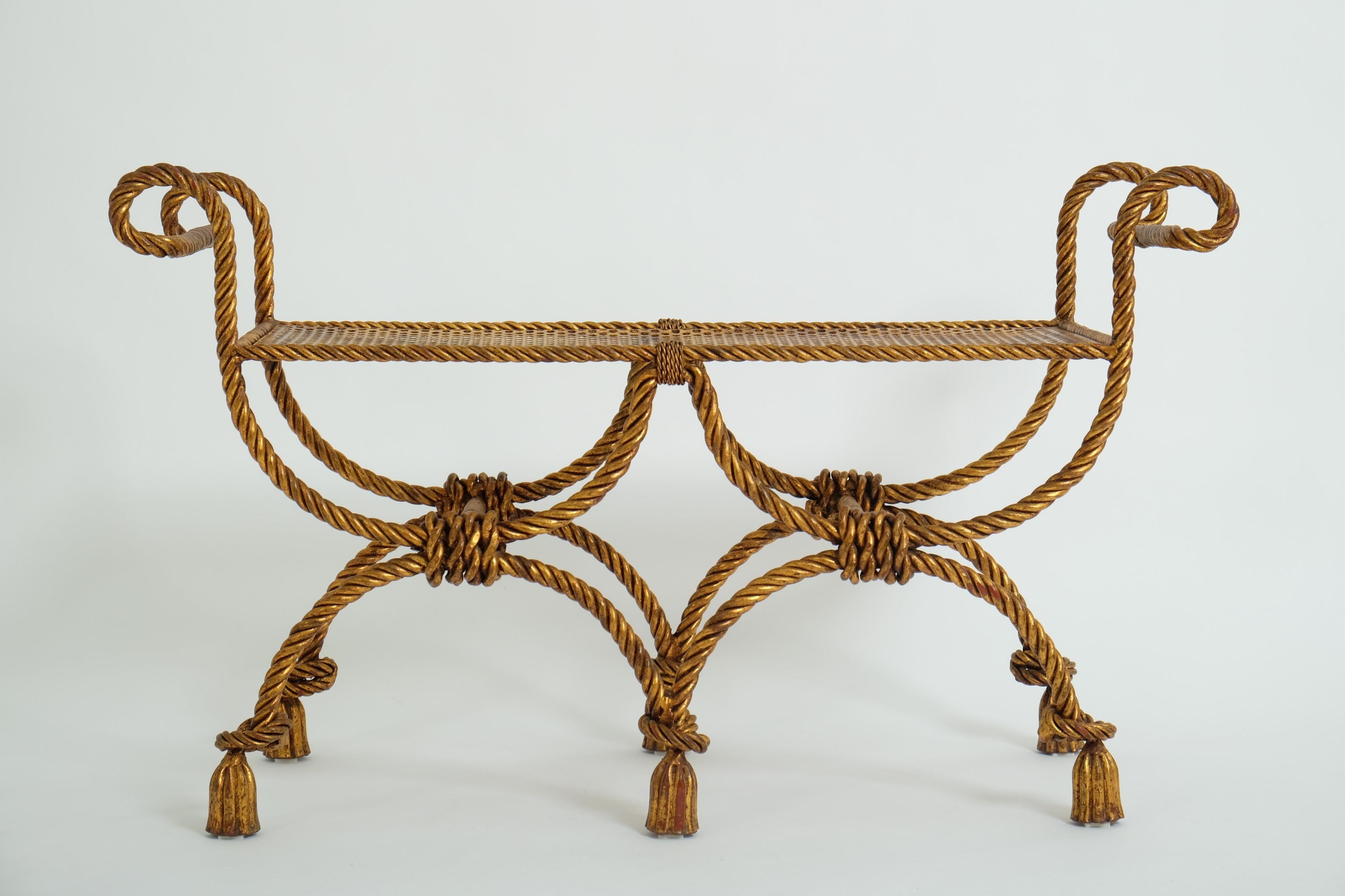 Banc décoratif Hollywood Regency en fer doré, corde et glands, Italie années 1950 en vente 3