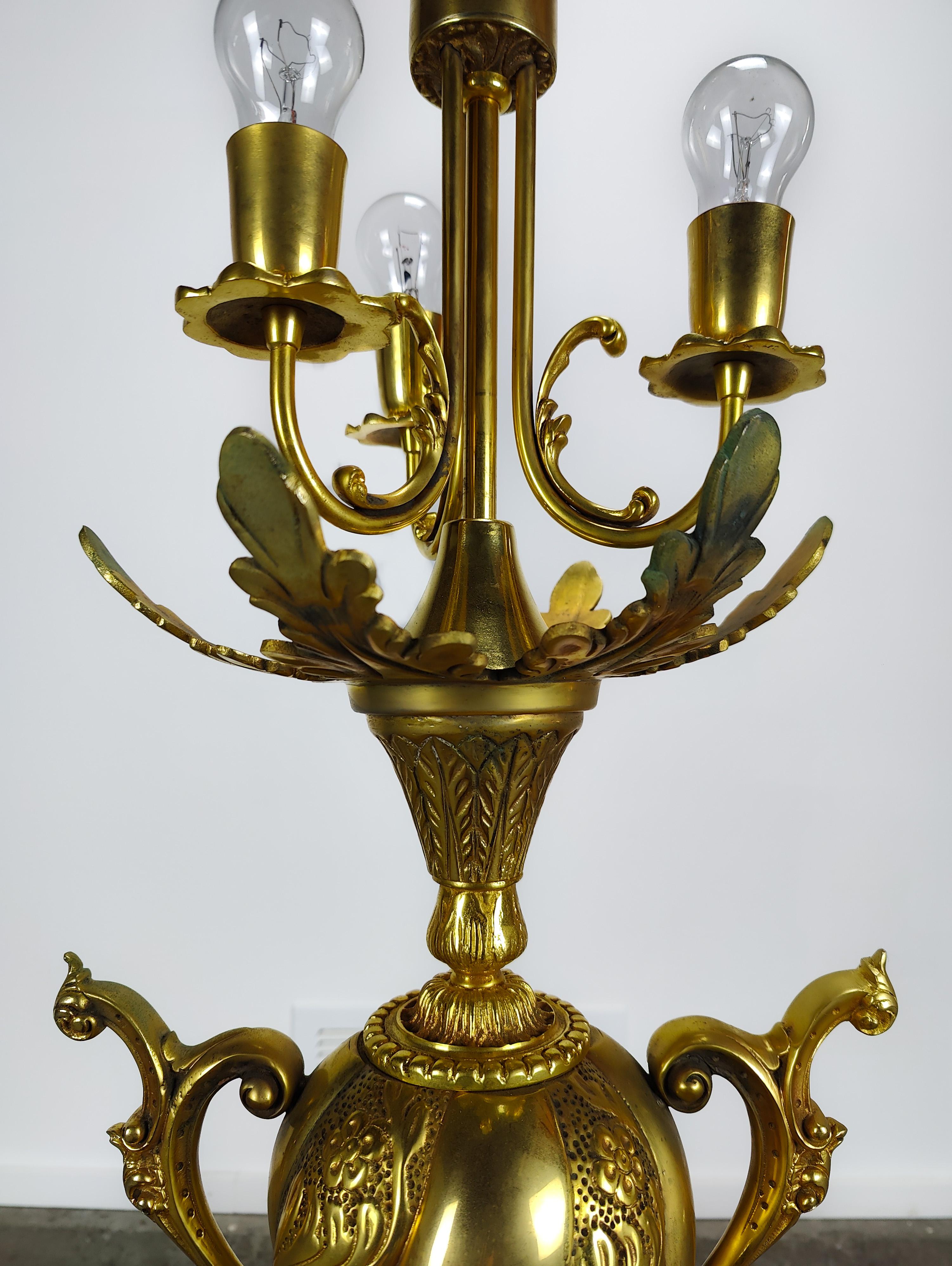 Just in - a regency brass table lamp. Excellent working condition with the perfect amount of patina throughout. Features a heavy brass body with intricate details. Measures approximately 30 inches tall.
