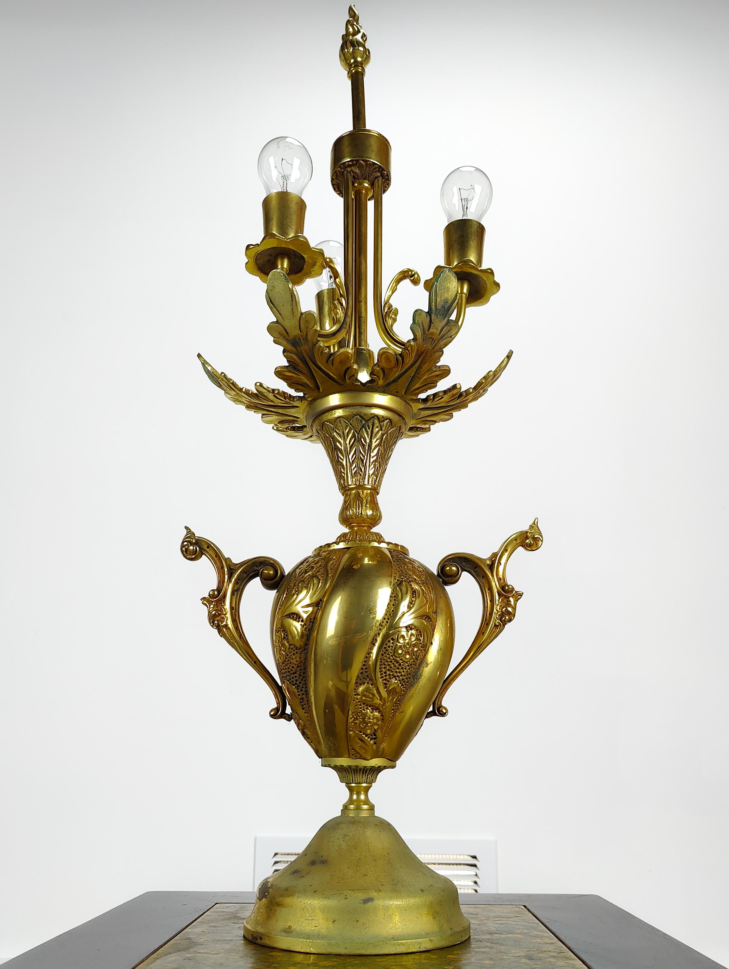 Mid-20th Century Decorative Hollywood Regency Gold Gilt Table Lamp For Sale