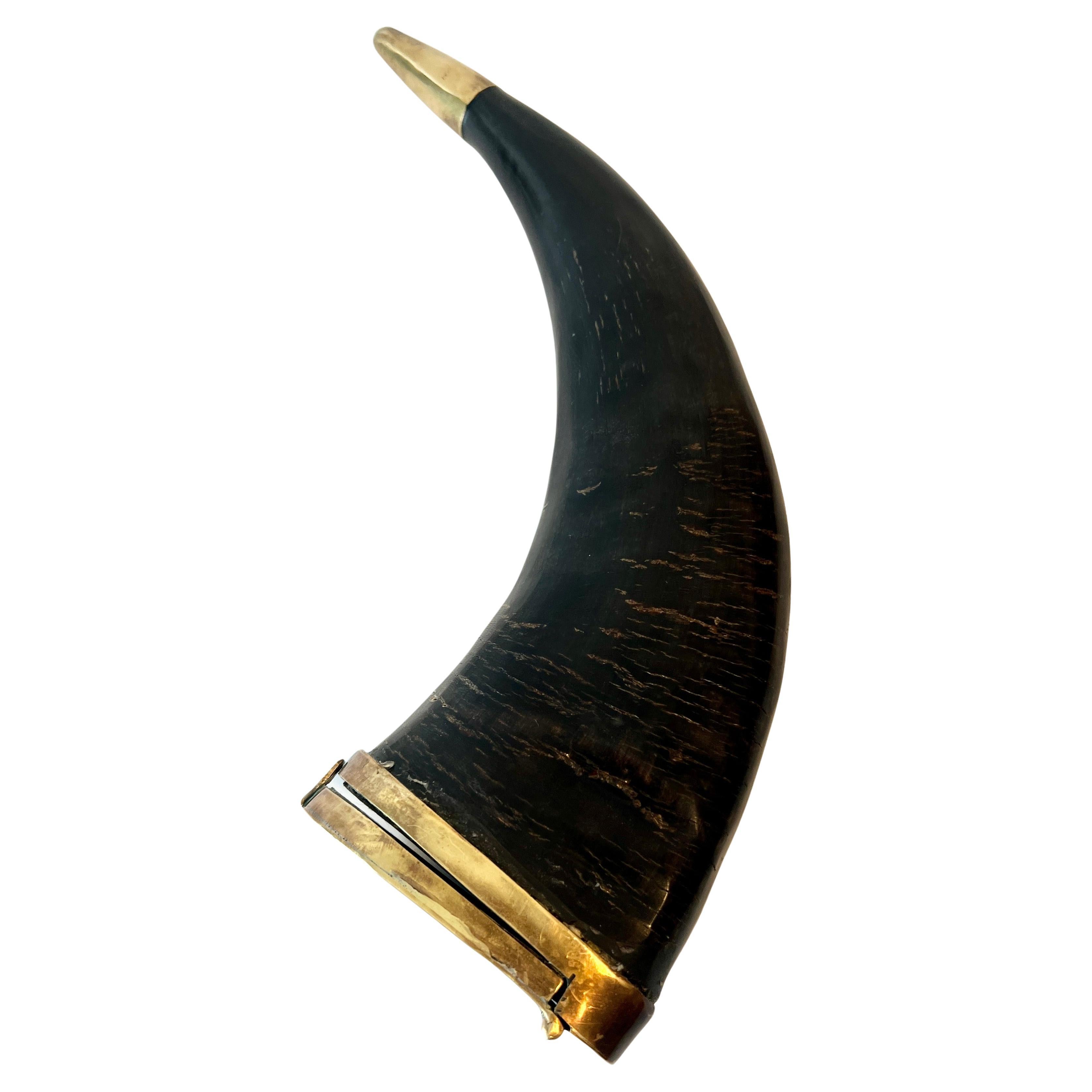 Une belle corne - typiquement utilisée comme coupe à boire au camp, ou pour stocker n'importe quoi, de la poudre à canon au tabac - aujourd'hui, avec l'ajout d'un beau couvercle à charnière en laiton et d'une pointe en laiton à l'extrémité, elle est