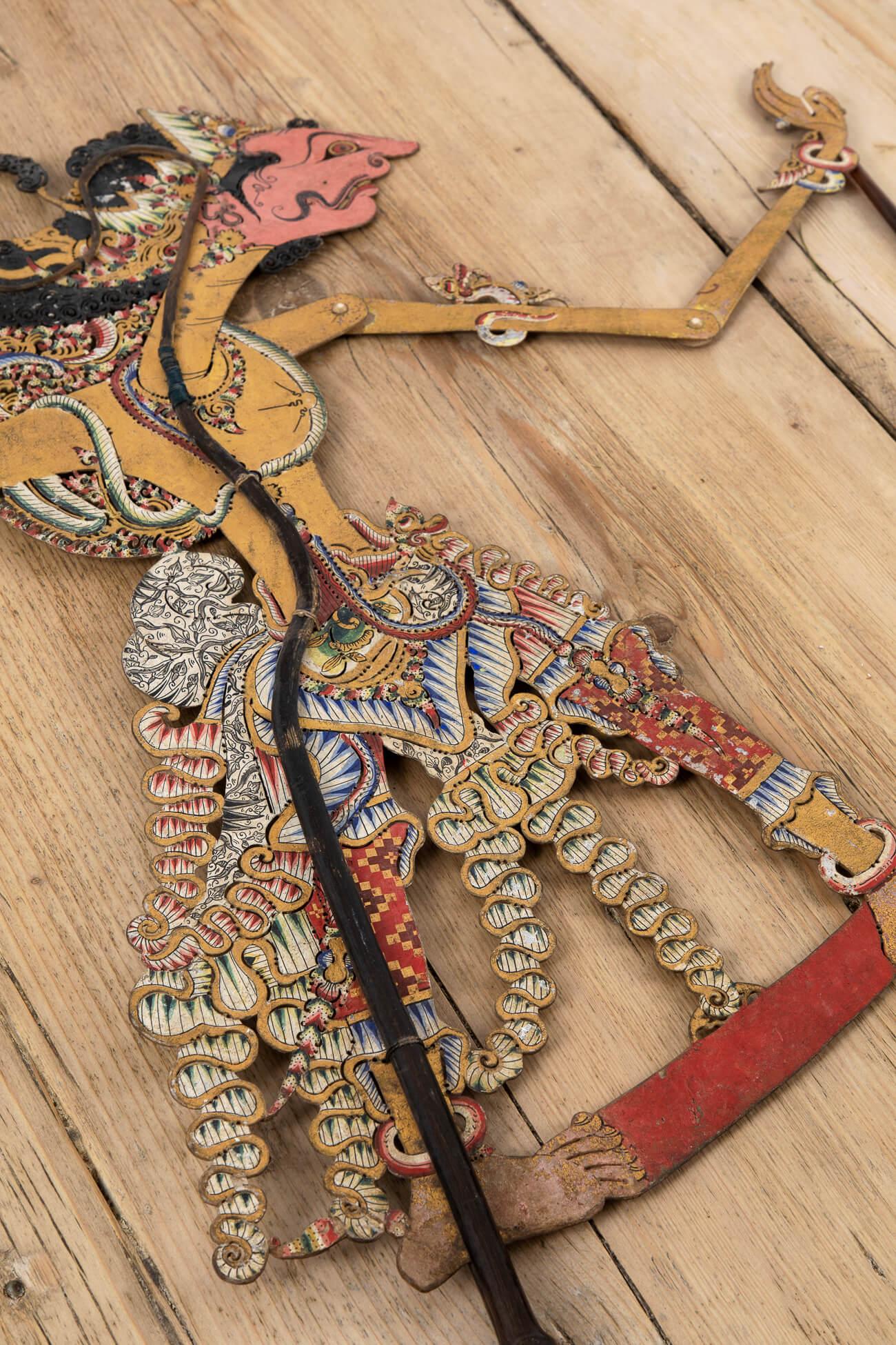 Marionnette d'ombre décorative indonésienne de l'île de Java. Un rare survivant avec un cuir peint à la main de façon complexe. Assises sur des tiges de corne finement sculptées, utilisées par le marionnettiste pour manipuler la marionnette d'ombre