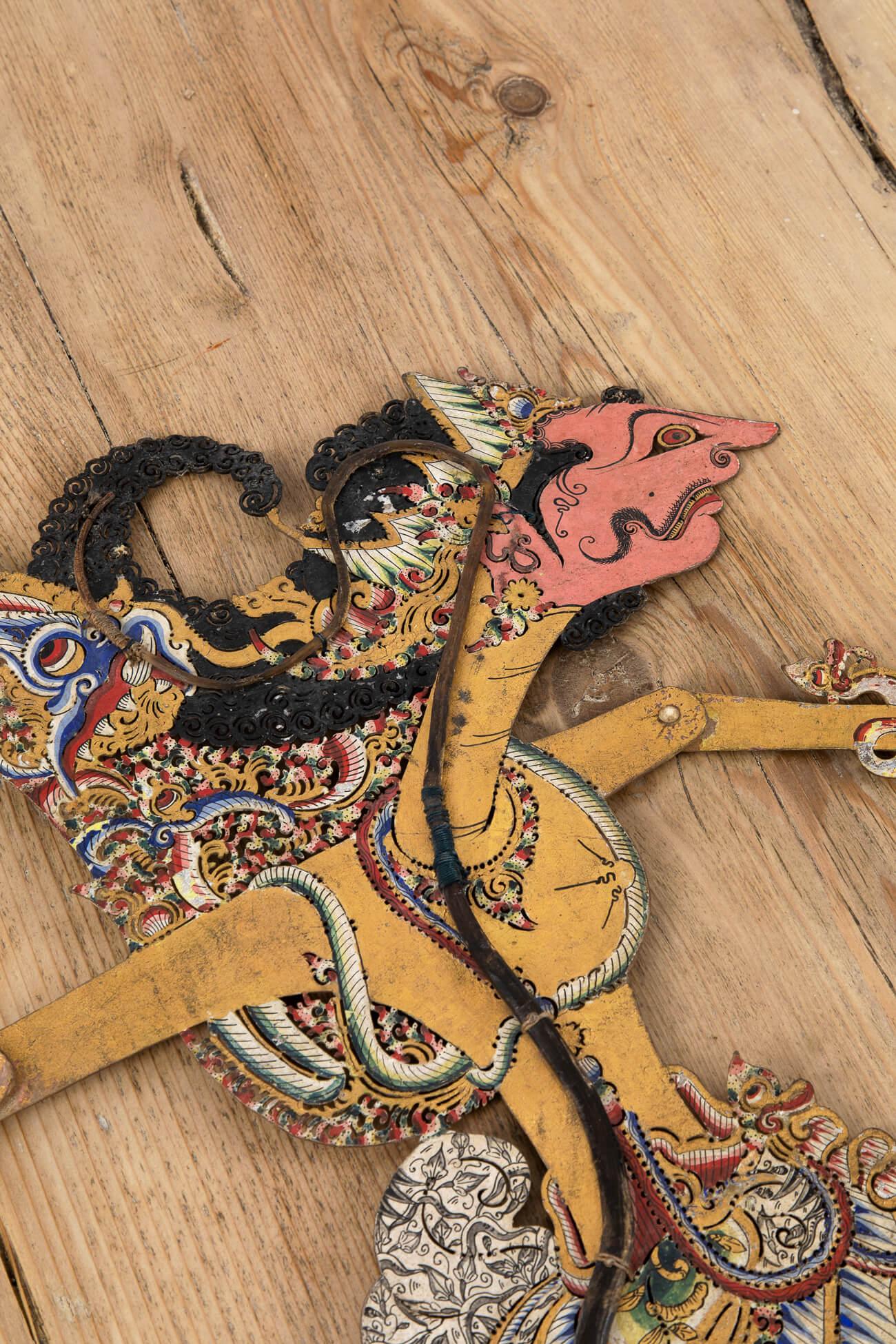 Anglo-indien Puppet d'ombre indonésienne décoratif sur tige de corne finement sculptée, 19ème siècle en vente