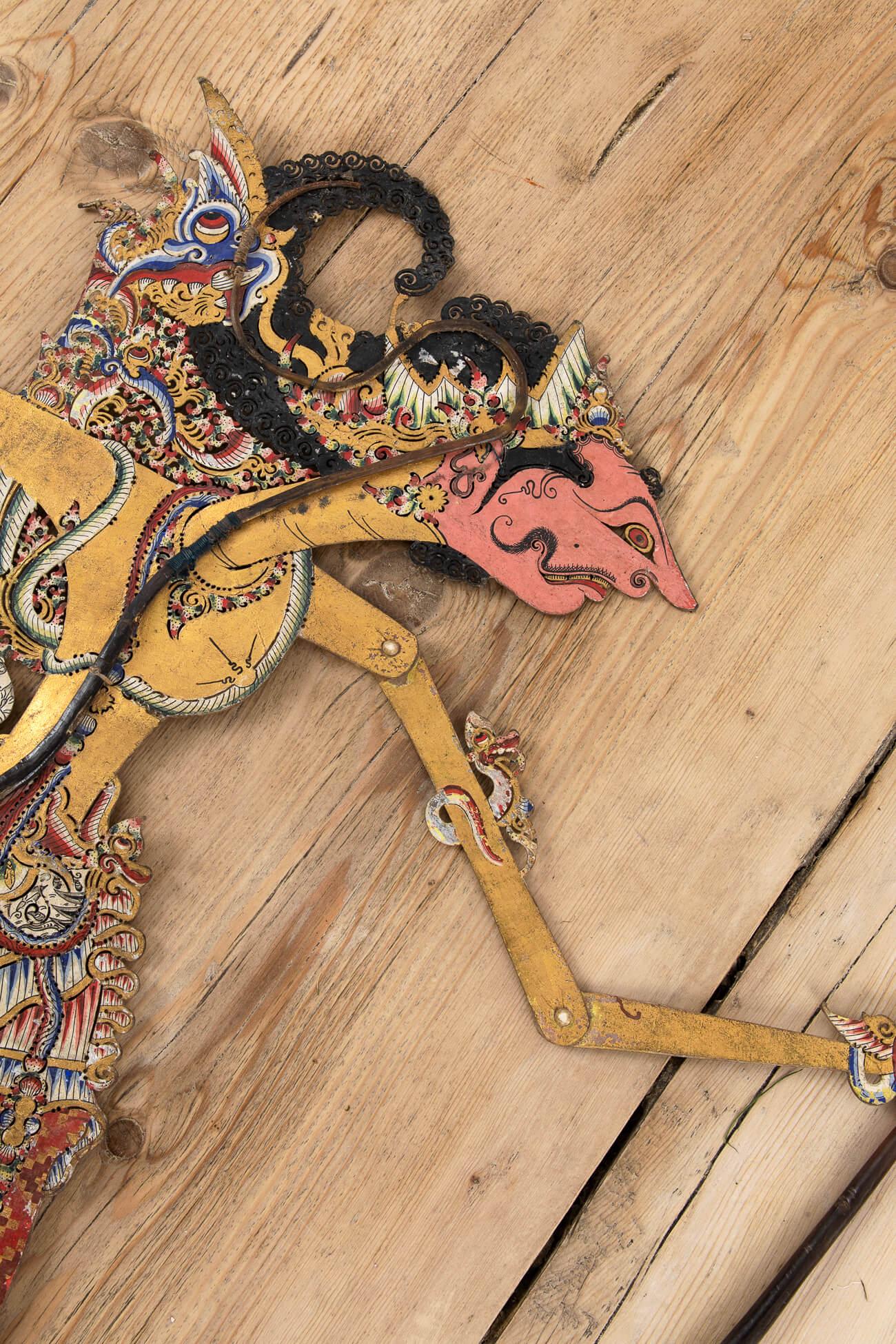Puppet d'ombre indonésienne décoratif sur tige de corne finement sculptée, 19ème siècle Bon état - En vente à Faversham, GB