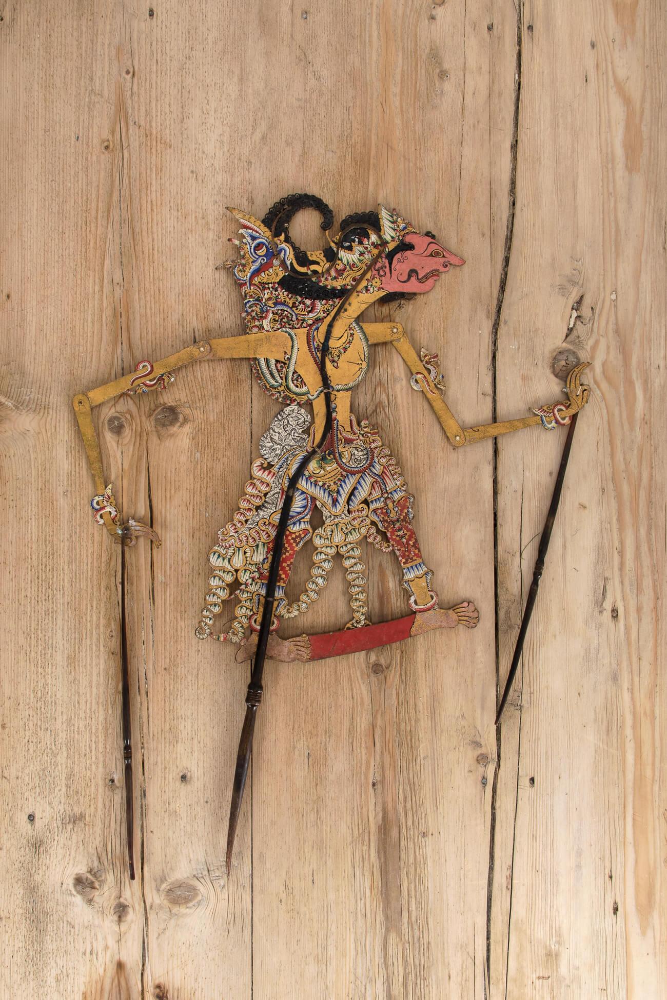 Cuir Puppet d'ombre indonésienne décoratif sur tige de corne finement sculptée, 19ème siècle en vente