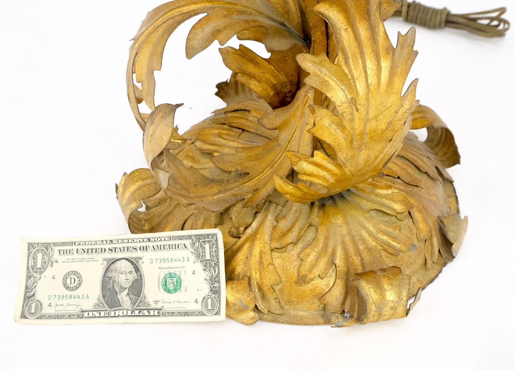 Doré Lampadaire décoratif italien de 6' de haut en métal à feuilles d'or MINT ! en vente