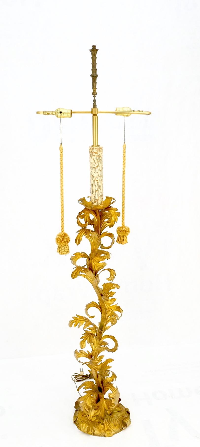 Lampadaire décoratif italien de 6' de haut en métal à feuilles d'or MINT ! Bon état - En vente à Rockaway, NJ