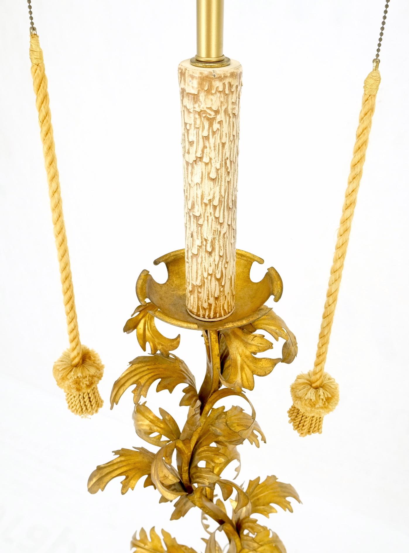 Lampadaire décoratif italien de 6' de haut en métal à feuilles d'or MINT ! en vente 2