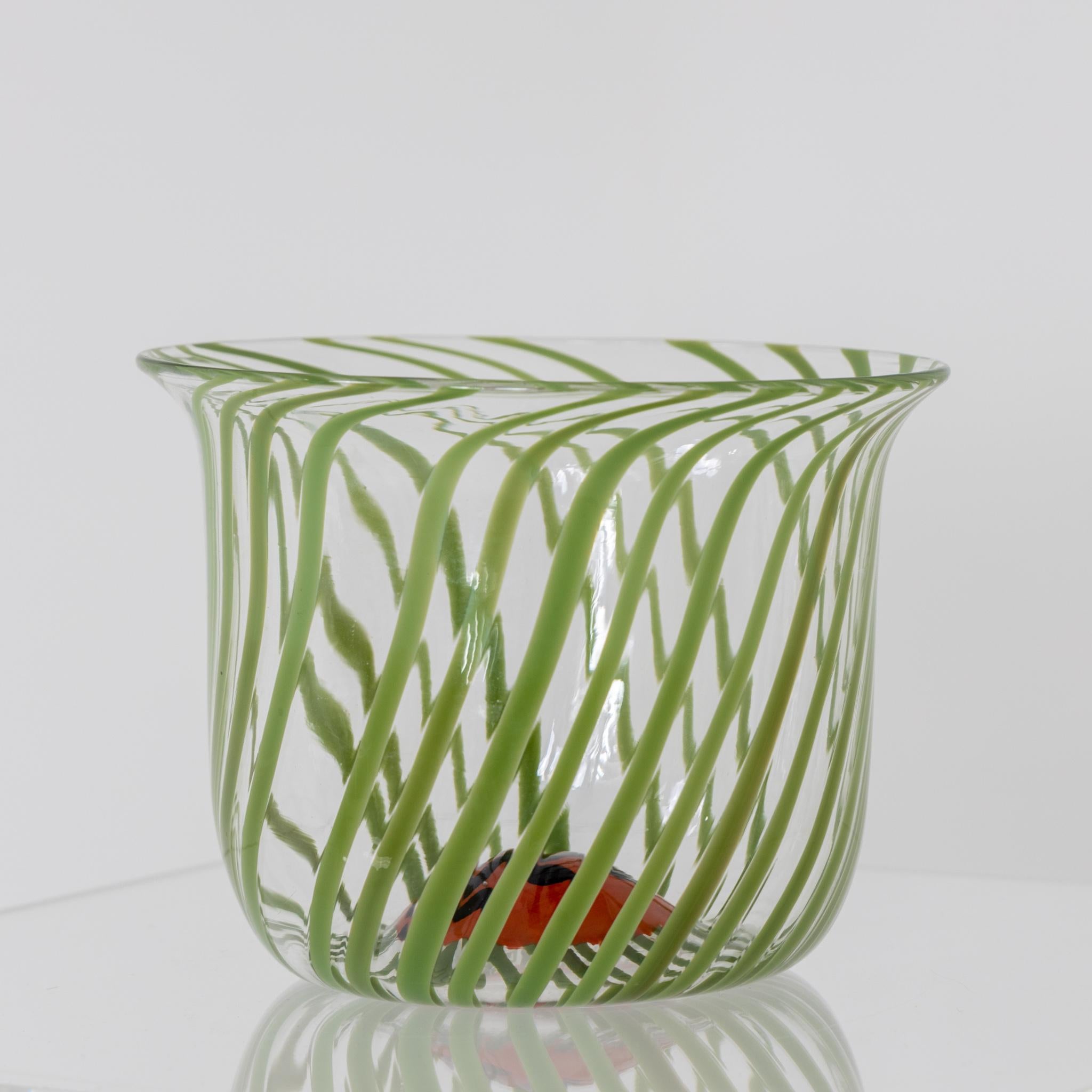 

Vase décoratif en verre d'art italien.
Verre transparent avec motif tourbillonnant vert ludique
et un motif central de coccinelle stylisée.
