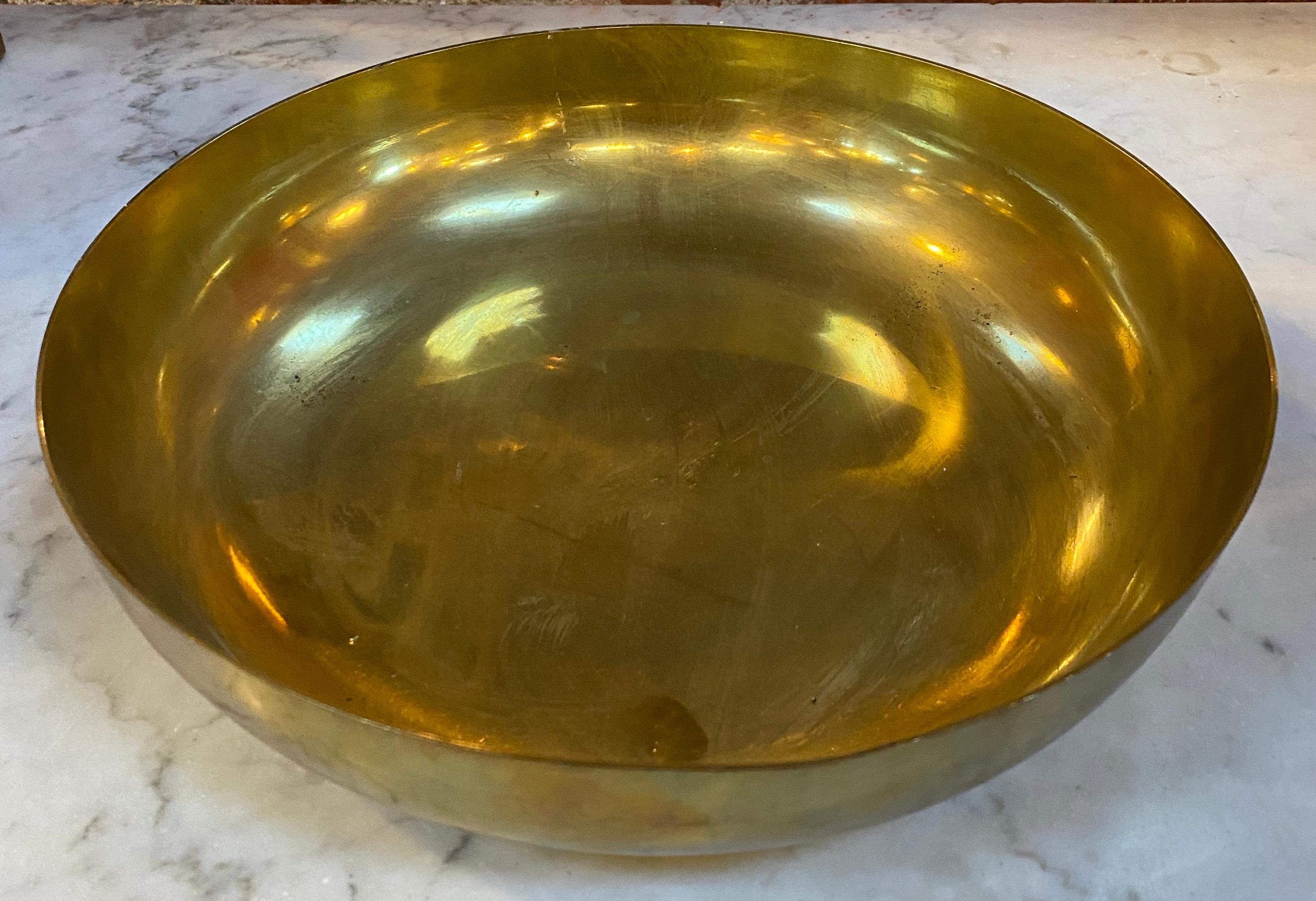 Beautiful Italian decorative brass bowl made in Italy 1950 , the bowl is in very good conditions and will fit in every mid Century modern environment.
 