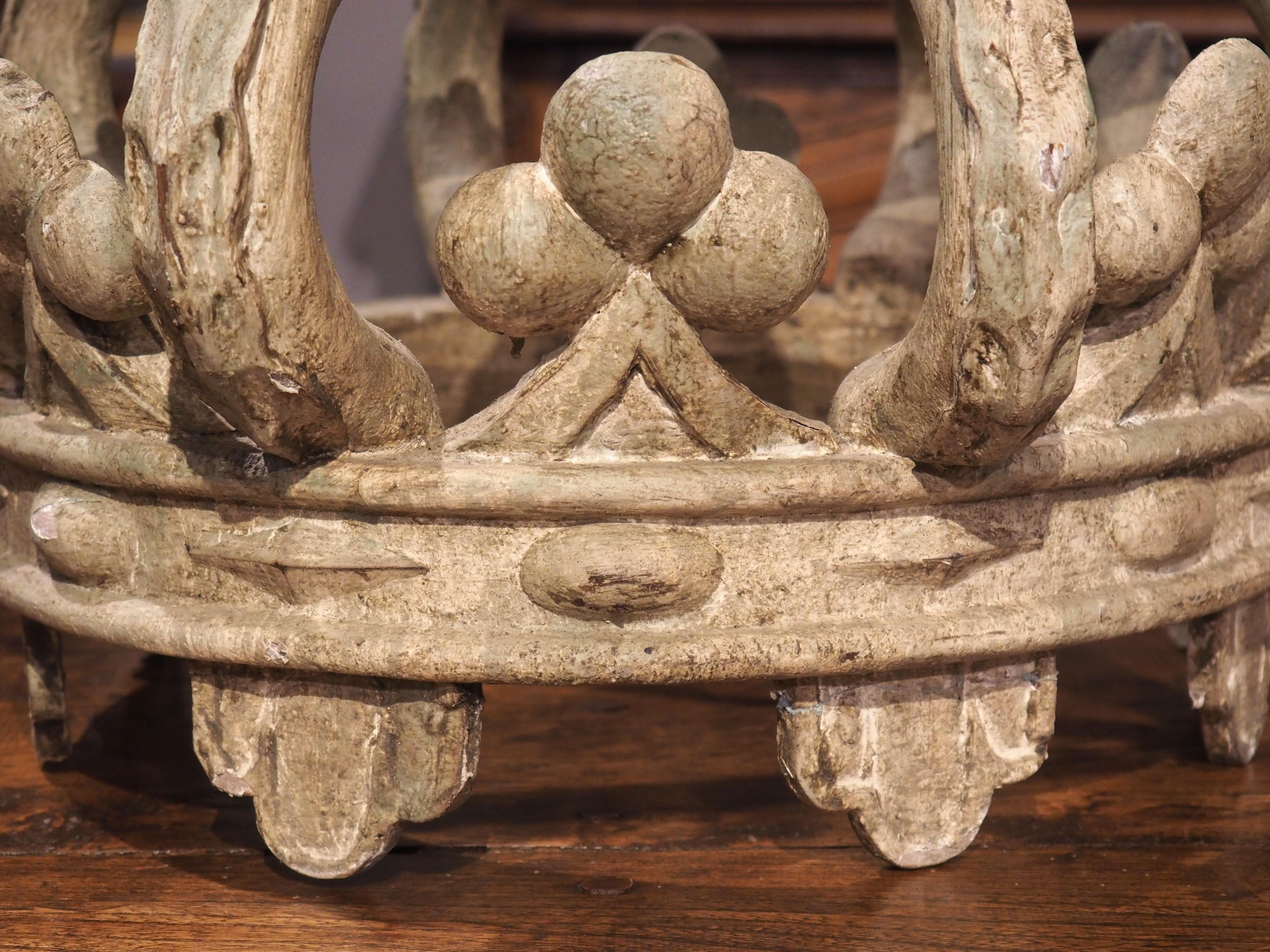Decorative Italian Carved and Painted Wooden Corona Crown, 1950s In Good Condition In Dallas, TX