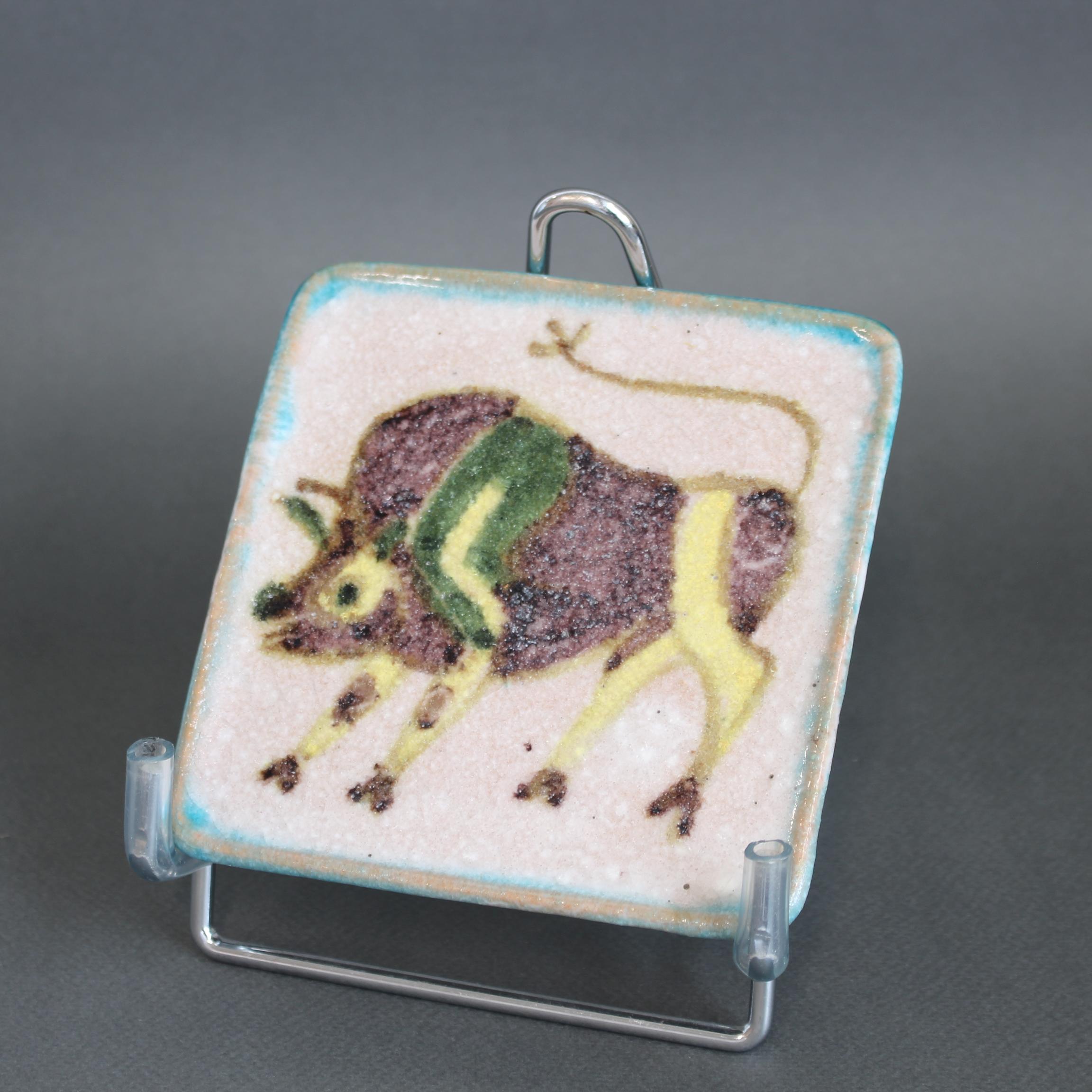Piccola vide-poche decorativa in ceramica italiana di Guido Gambone (circa anni '50). Dipinto a mano con i colori che l'artista conosce bene, con un motivo a toro stilizzato e uno sfondo con effetto crepla in una tonalità color farina d'avena. In
