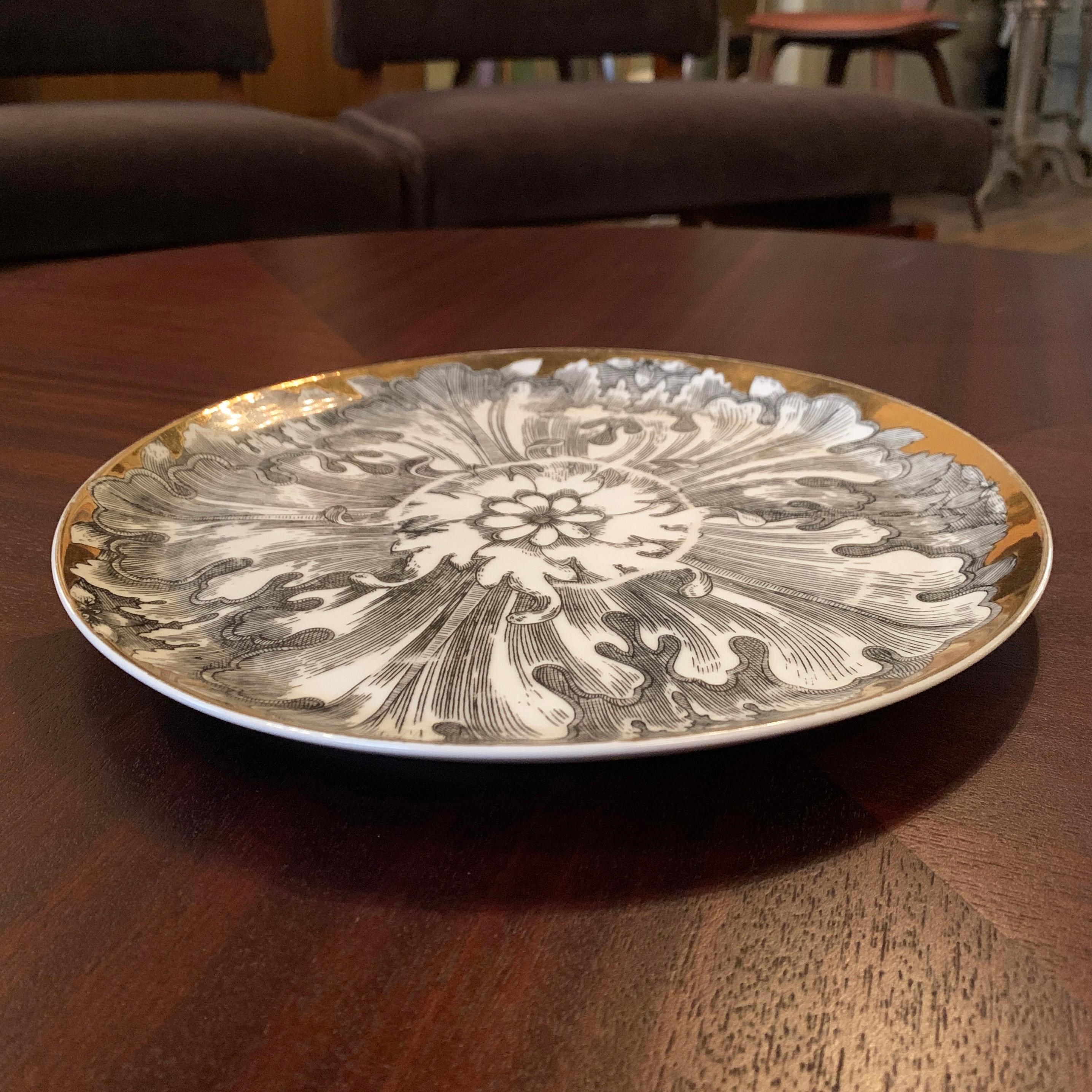 Decorative Italian Gilt Plate by Bucciarelli In Good Condition In Brooklyn, NY