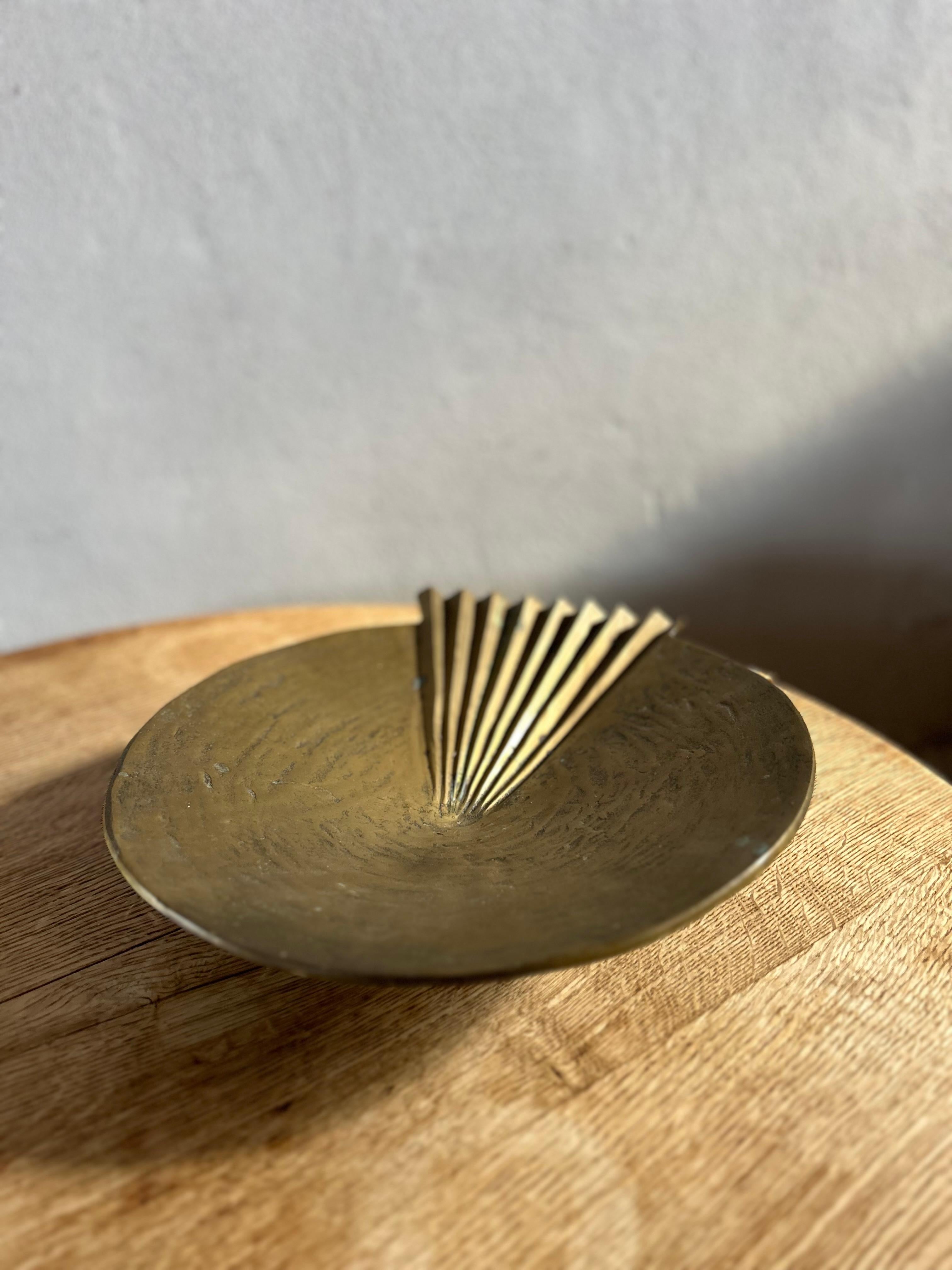 Elevate your decor with this stunning vintage Italian solid bronze dish, crafted in the artistic tradition of 1970s Italy. This exquisite piece exudes timeless elegance and sophistication, making it a standout addition to any home or collection. The